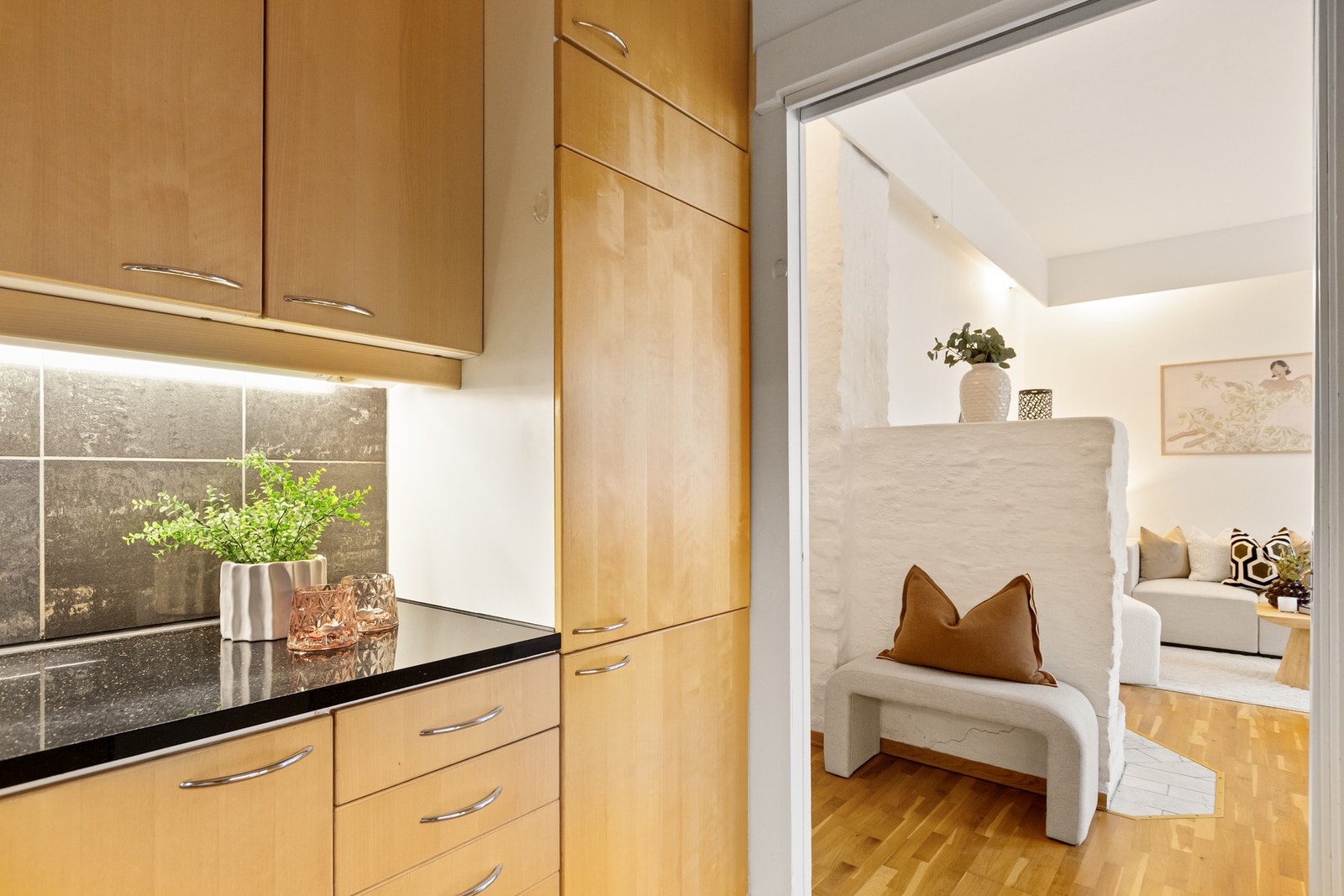 Integrert stekeovn, platetopp og kjøleskap med fryser. Frittstående oppvaskmaskin og ventilator i overskap. Galleribilde