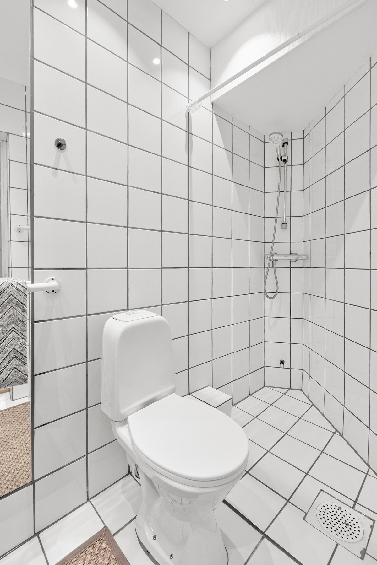 Naturlig avtrekksventil i himling. Opplegg for vaskemaskin. Galleribilde