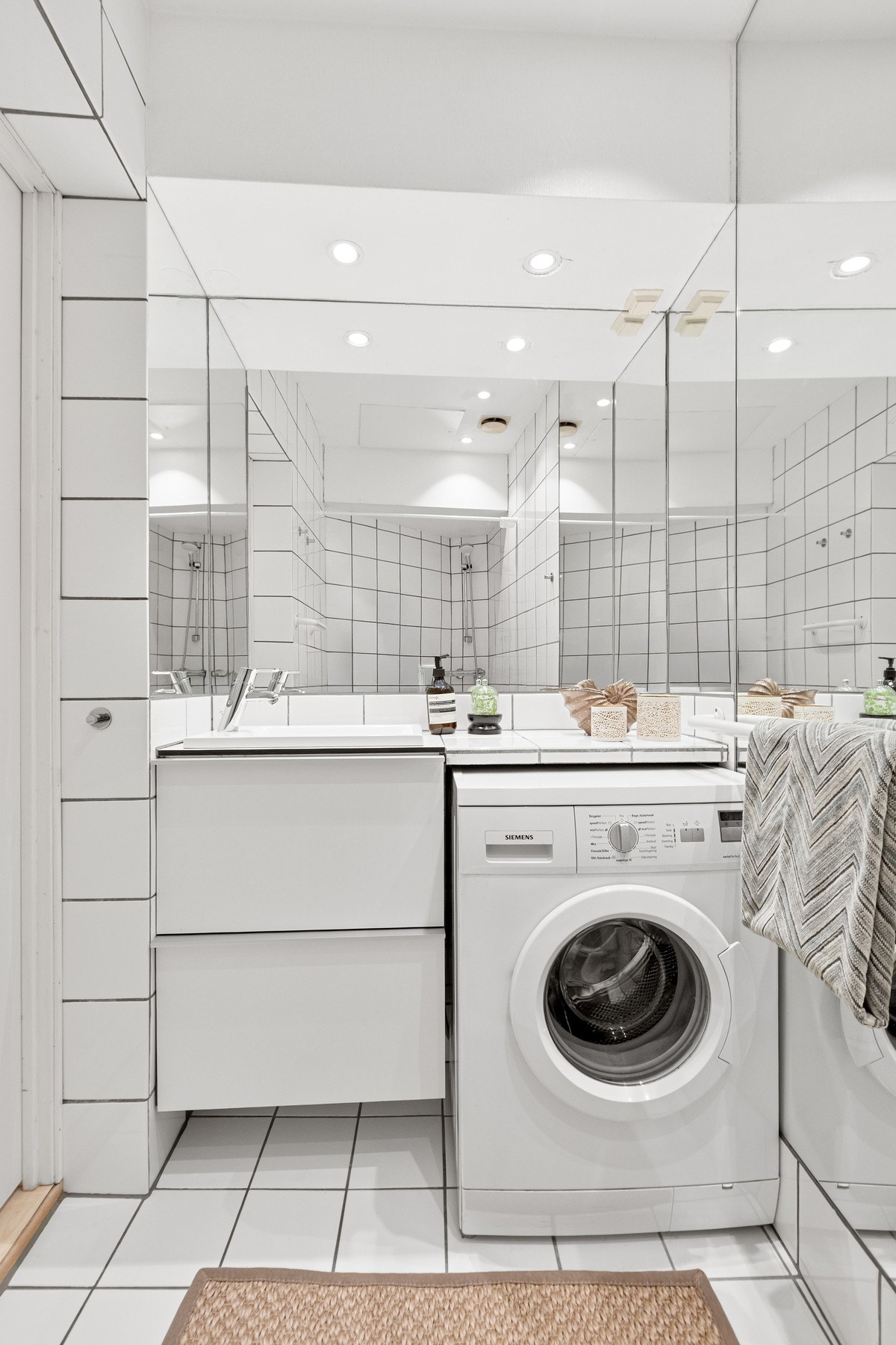 Baderom er flislagt med gulvvarme. Vegghengt servantskap med glatte fronter. Galleribilde