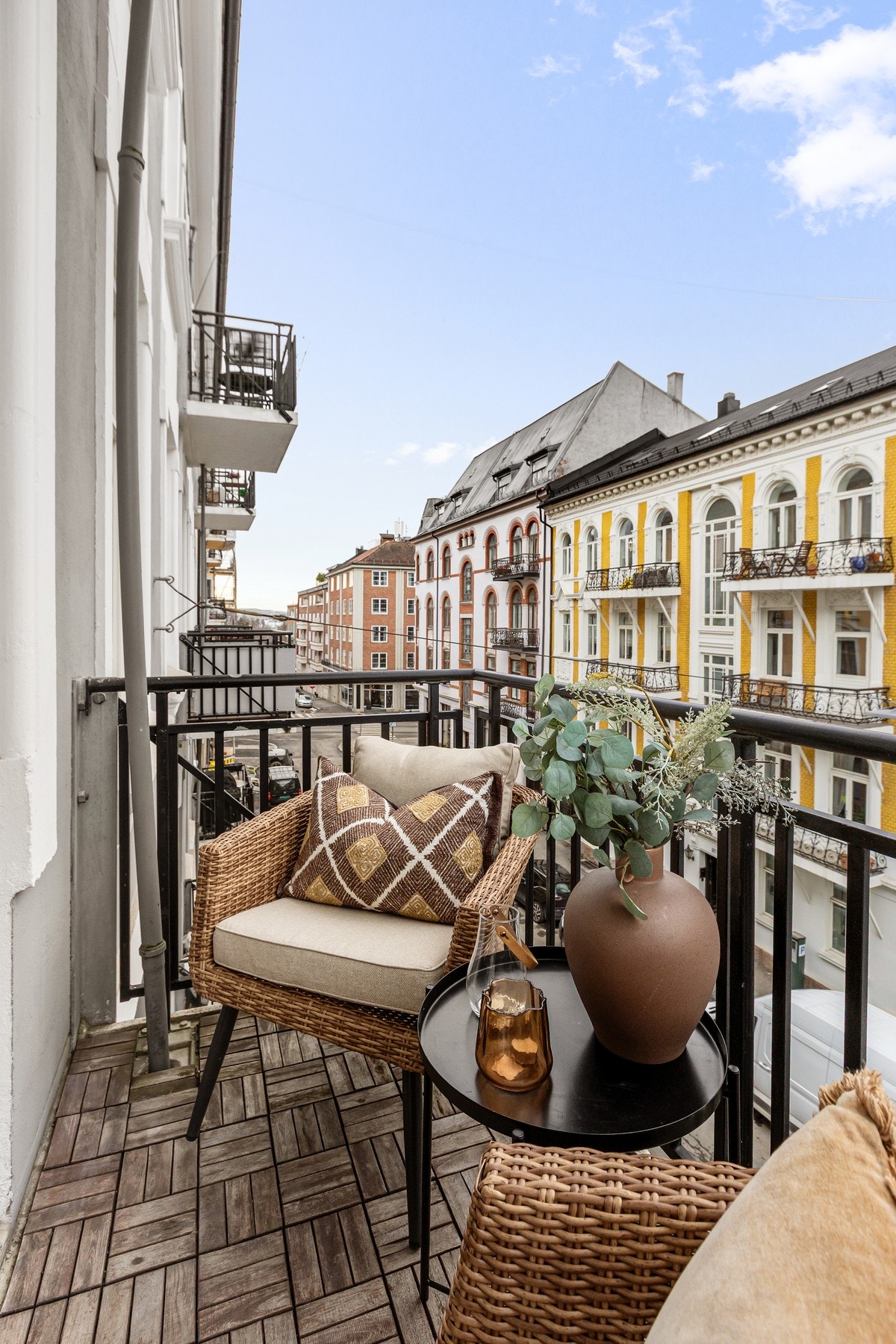 Solrik balkong på 3m2 vender ut mot Erling Skjalgssons gate. Galleribilde