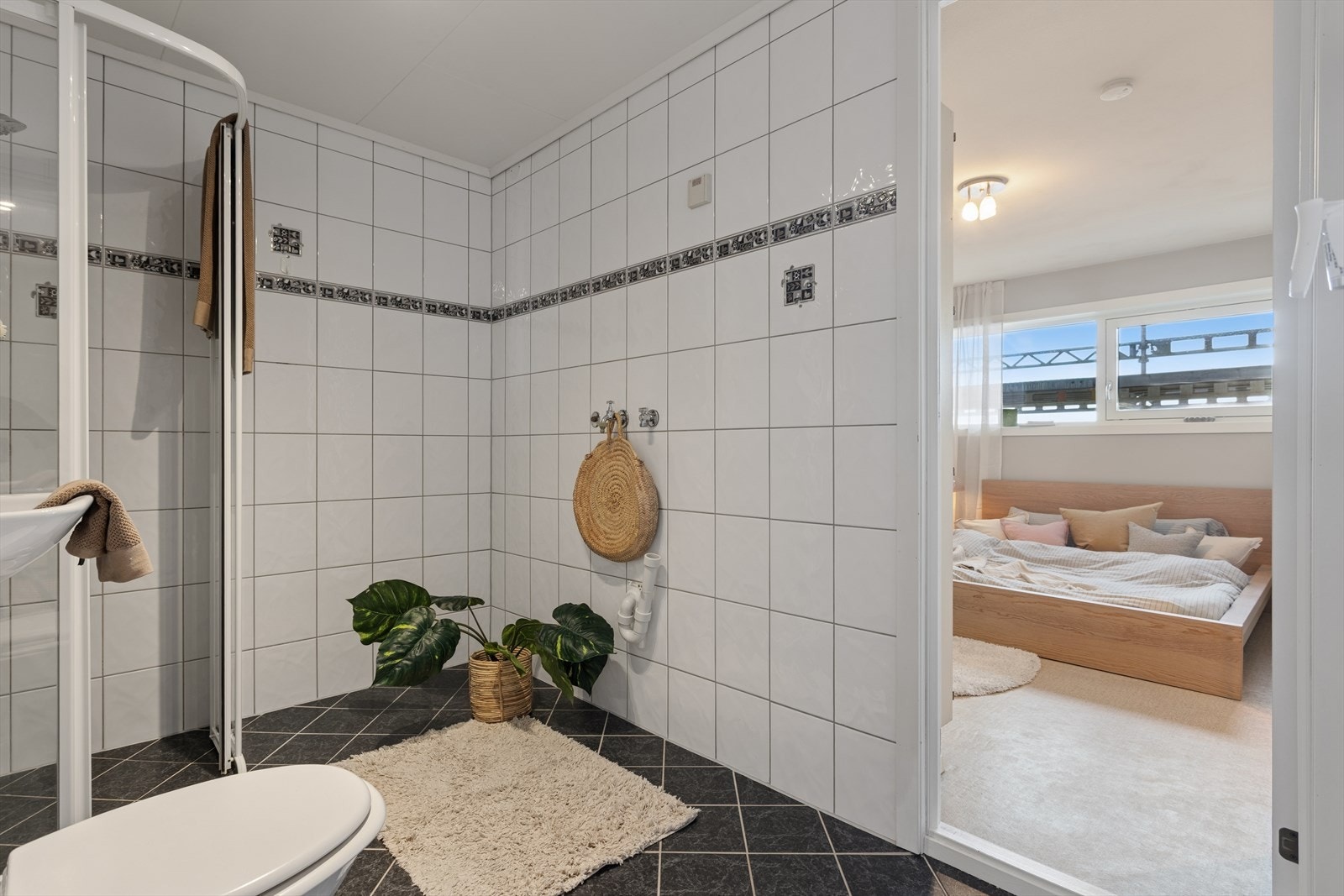 Baderommet med ryddig planløsning og lyse detaljer. Galleribilde