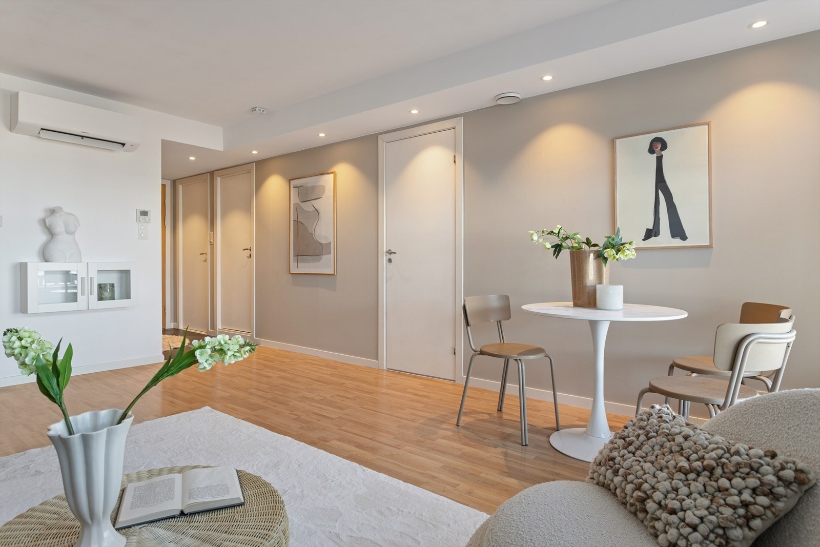 Spotkasse, balansert ventilasjon og praktisk planløsning i stuen. Galleribilde