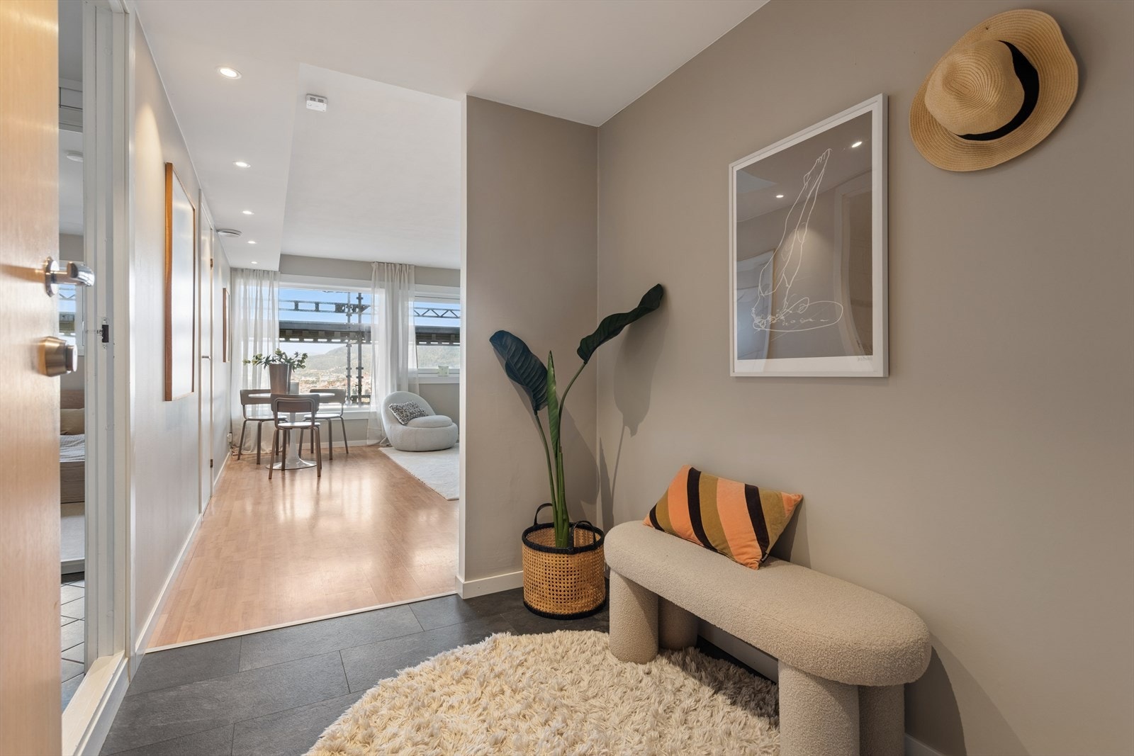 Praktisk entrè med plass til diverse yttertøy. Galleribilde