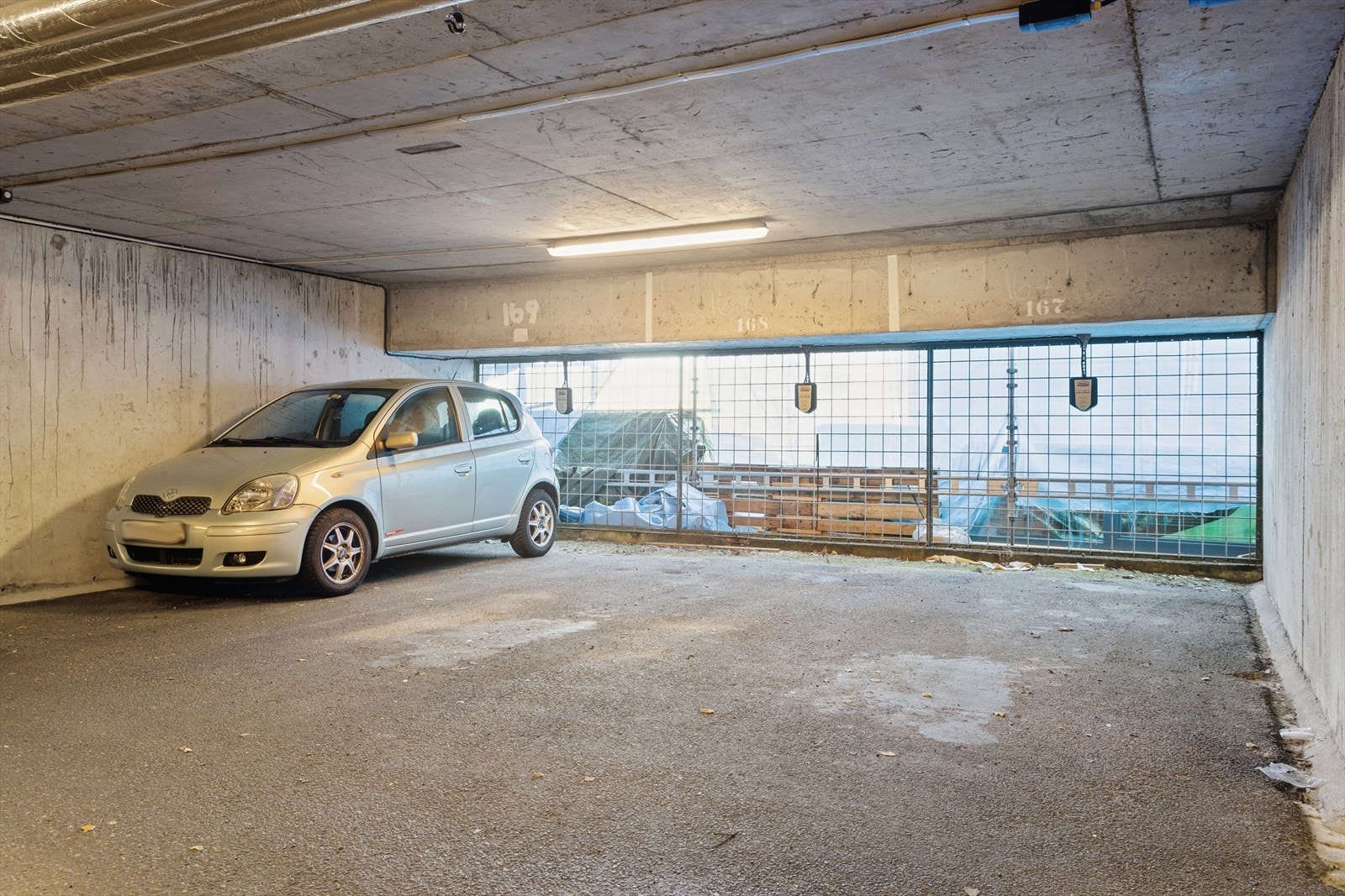 Fast parkeringsplass i garasjeanlegg (Plass nummer 168). Det er montert infrastruktur til lading av elbil. Galleribilde