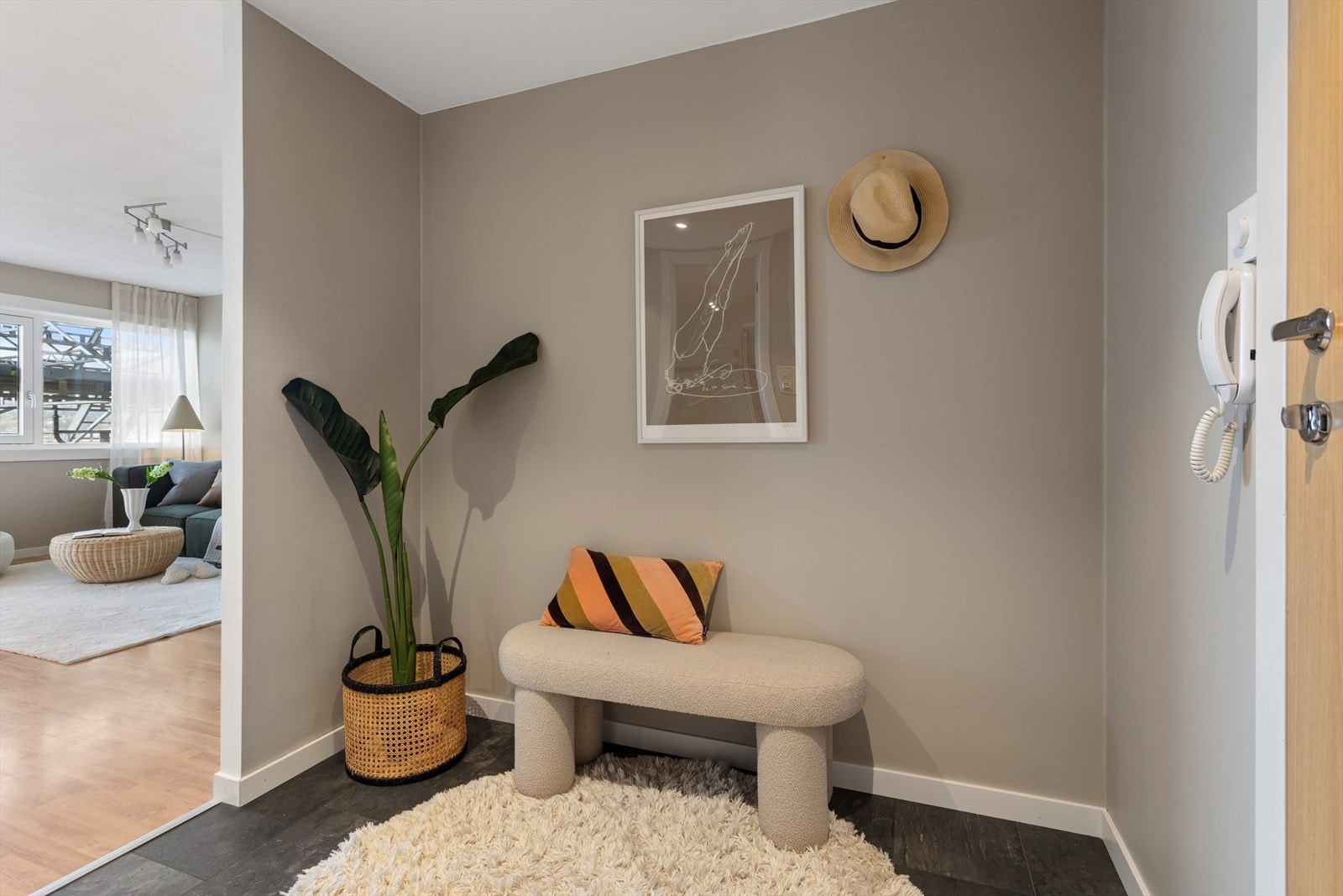 Belegg på gulv og plass til diverse garderobeløsninger. Galleribilde