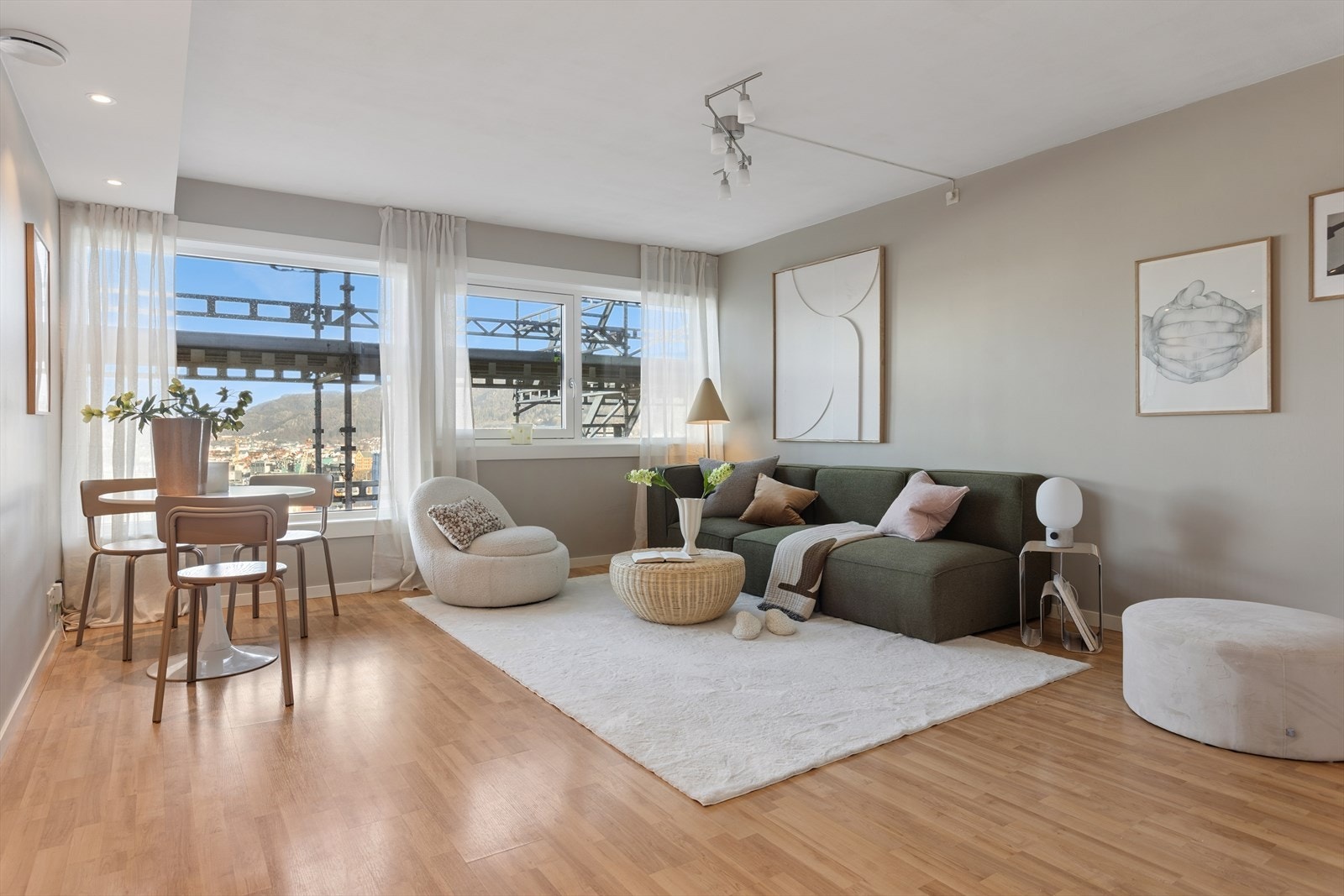 Stuen har nymalte, lyse overflater. Galleribilde