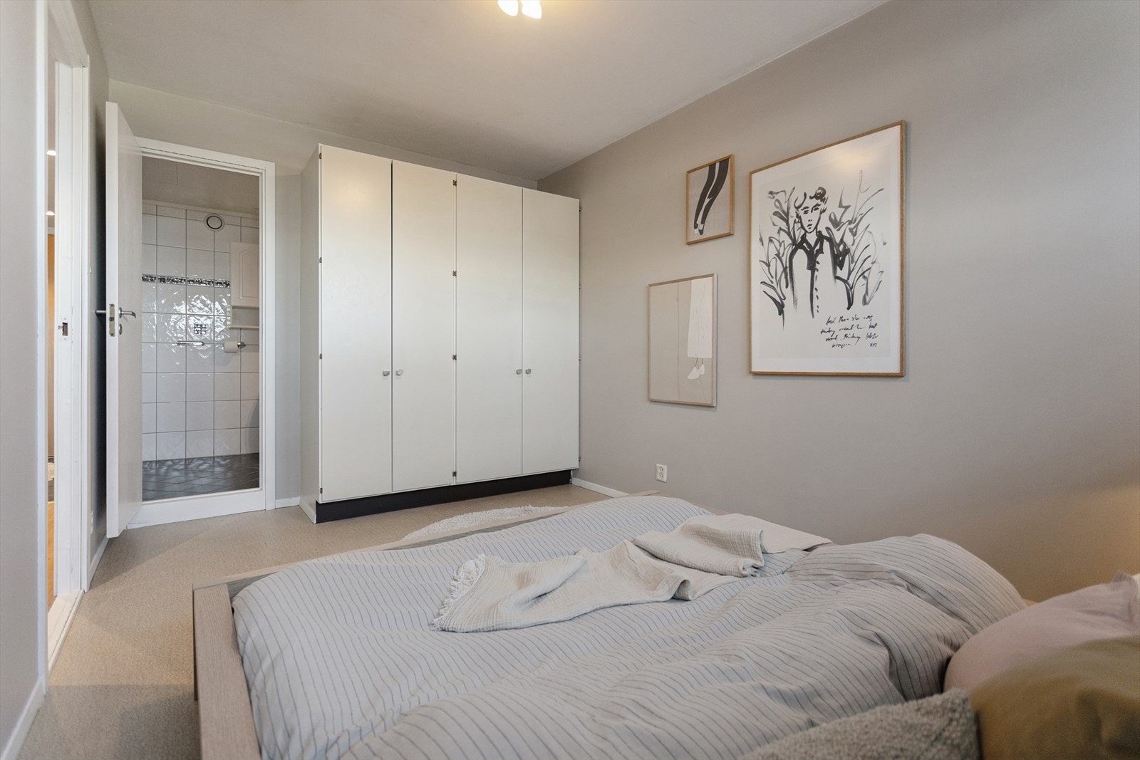 Det er også godt med skapplass og dør inn til baderommet. Galleribilde