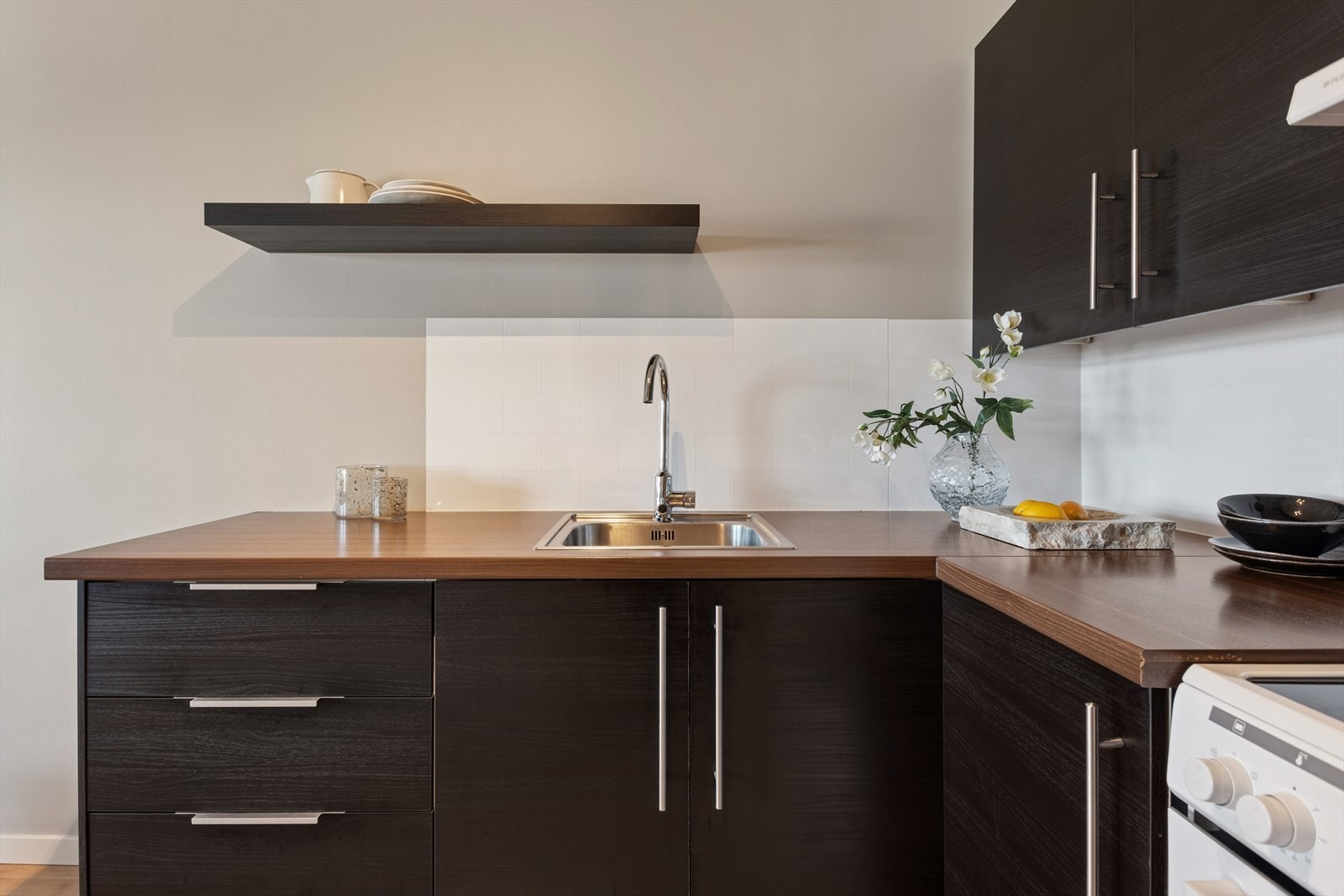 Stilrent kjøkken med gode lagringsmuligheter. Galleribilde