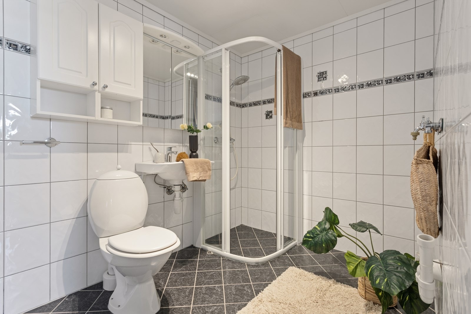 Dusjhjørne, servant og speil med lys. Galleribilde