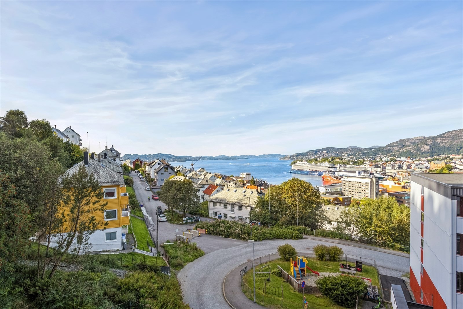Innen kort gangavstand finner du både Kiwi, Spar og Rema 1000. Videre er det kun en spasertur over Puddefjordsbroen til Bergen Sentrum, hvor man finner et bredt utvalg servicetjenester. Galleribilde