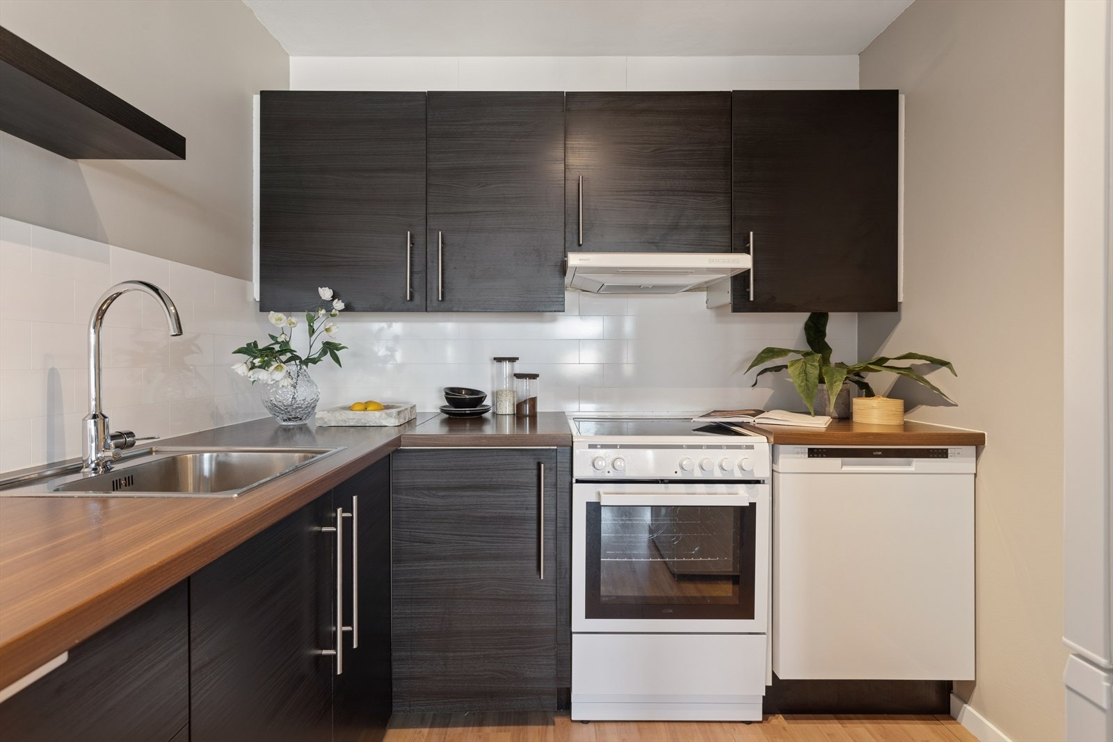 Frittstående komfyr, oppvaskmaskin og kjøleskap. Galleribilde