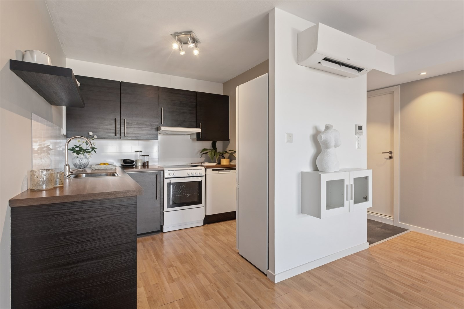 Kjøkkenkroken har godt med arbeidsflater. Galleribilde