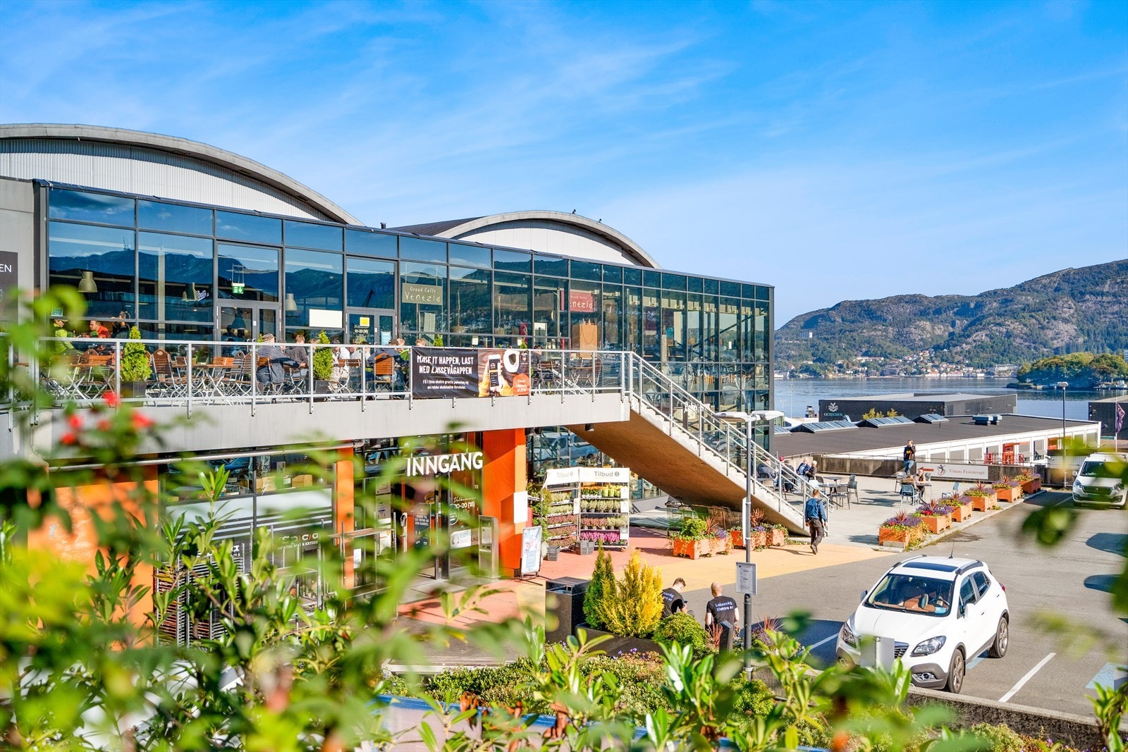 Laksevåg senter med bredt utvalg btuikker, apotek og vinmonopol. Galleribilde