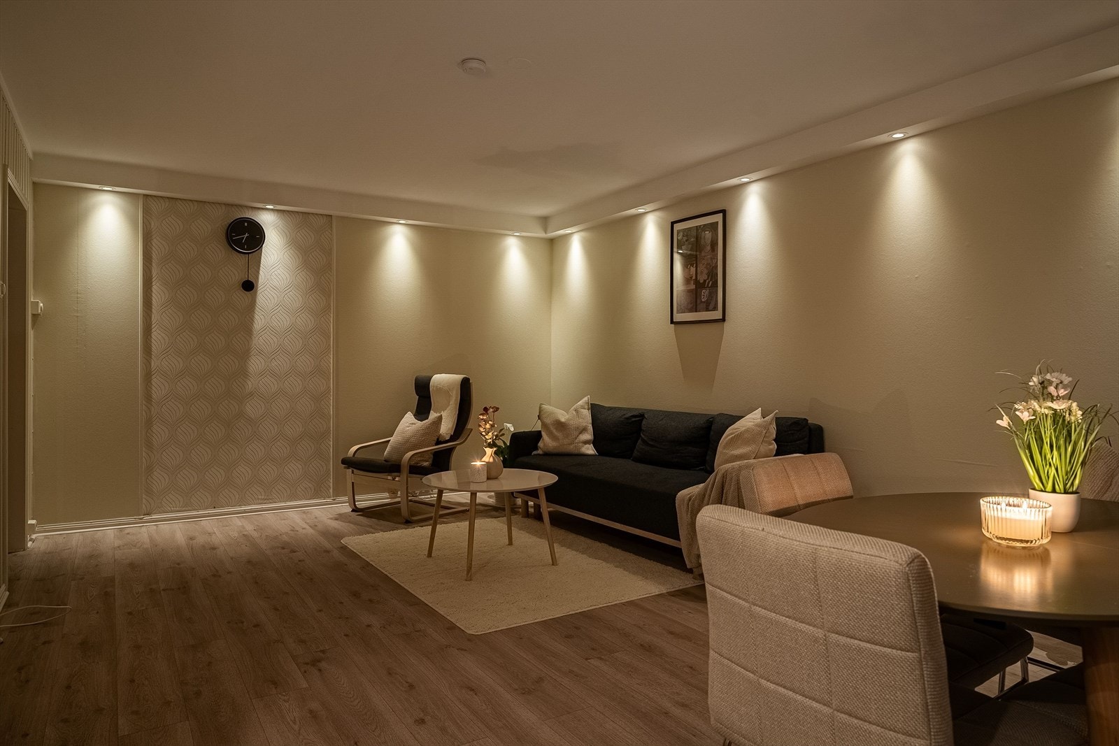 Rommet oppleves lyst og innbydende, med 1-stavs laminatgulv og utstrakt bruk av downlights. Galleribilde