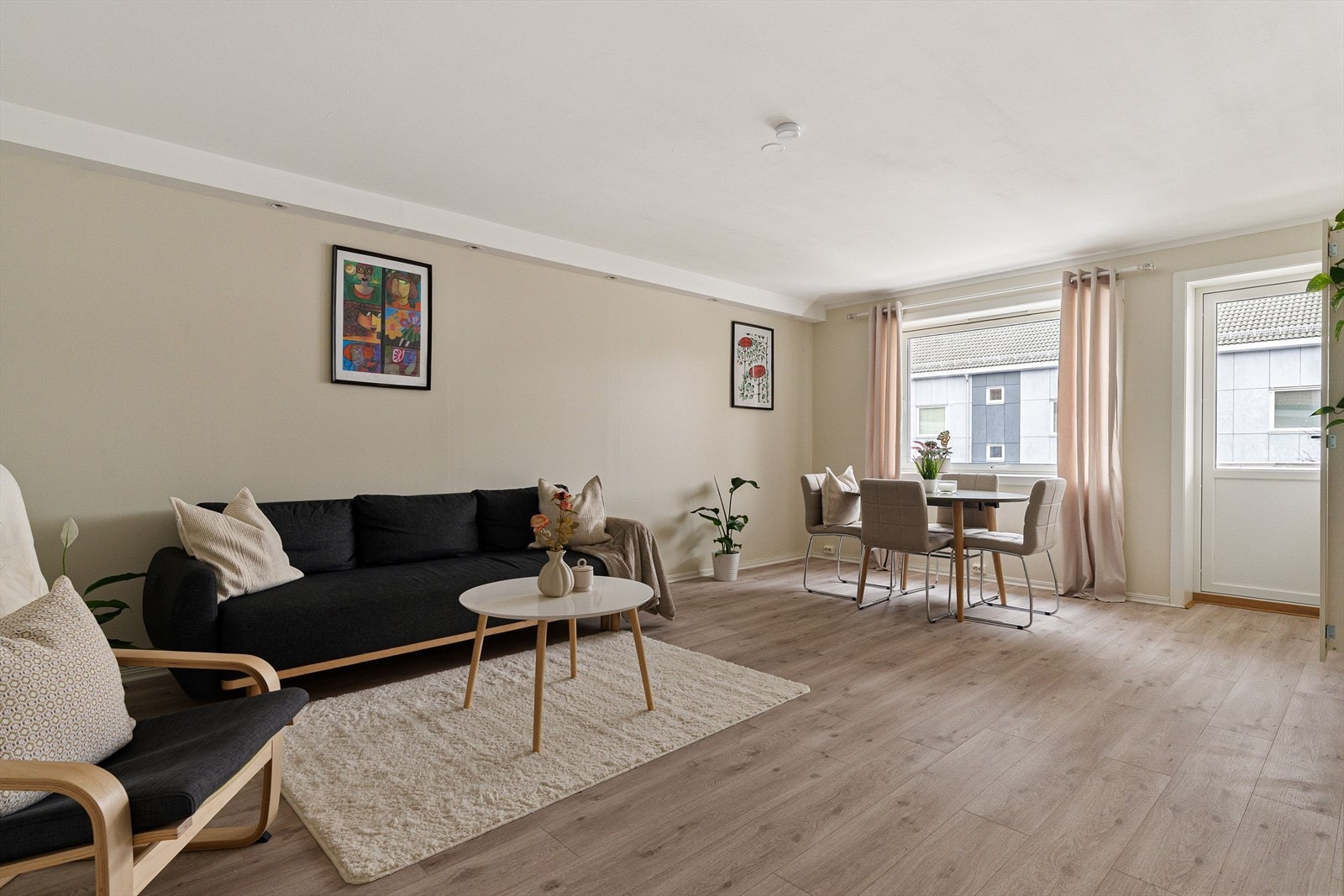 De store vinduene gir et flott lysinnslipp, og beliggenheten i andre etasje sørger for privatliv og lite innsyn. Galleribilde