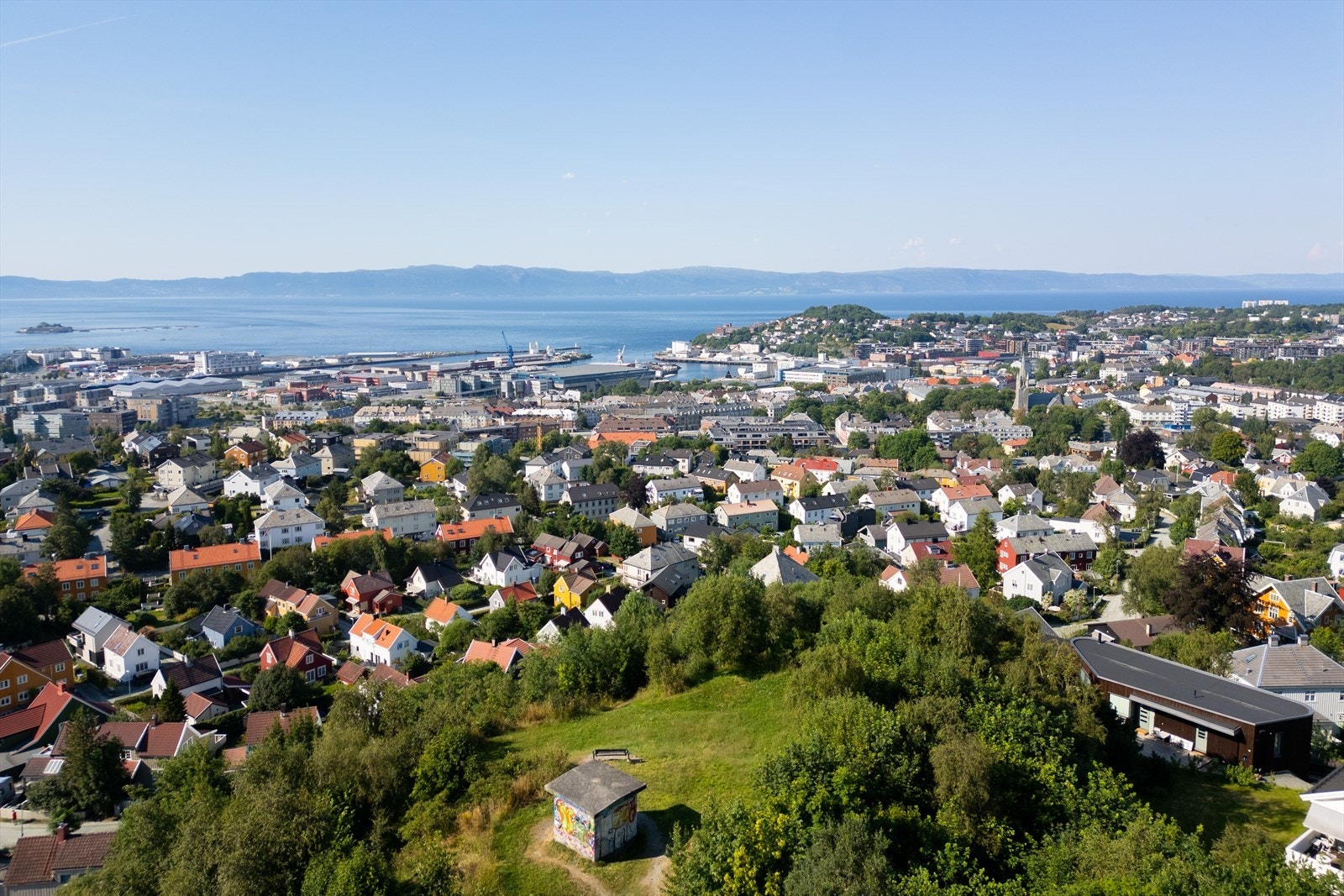 Hvis man er på utkikk etter en enkel tur i nærområdet, anbefales det å ta turen til Kuhaugen for en fantastisk panoramautsikt over byen. Galleribilde