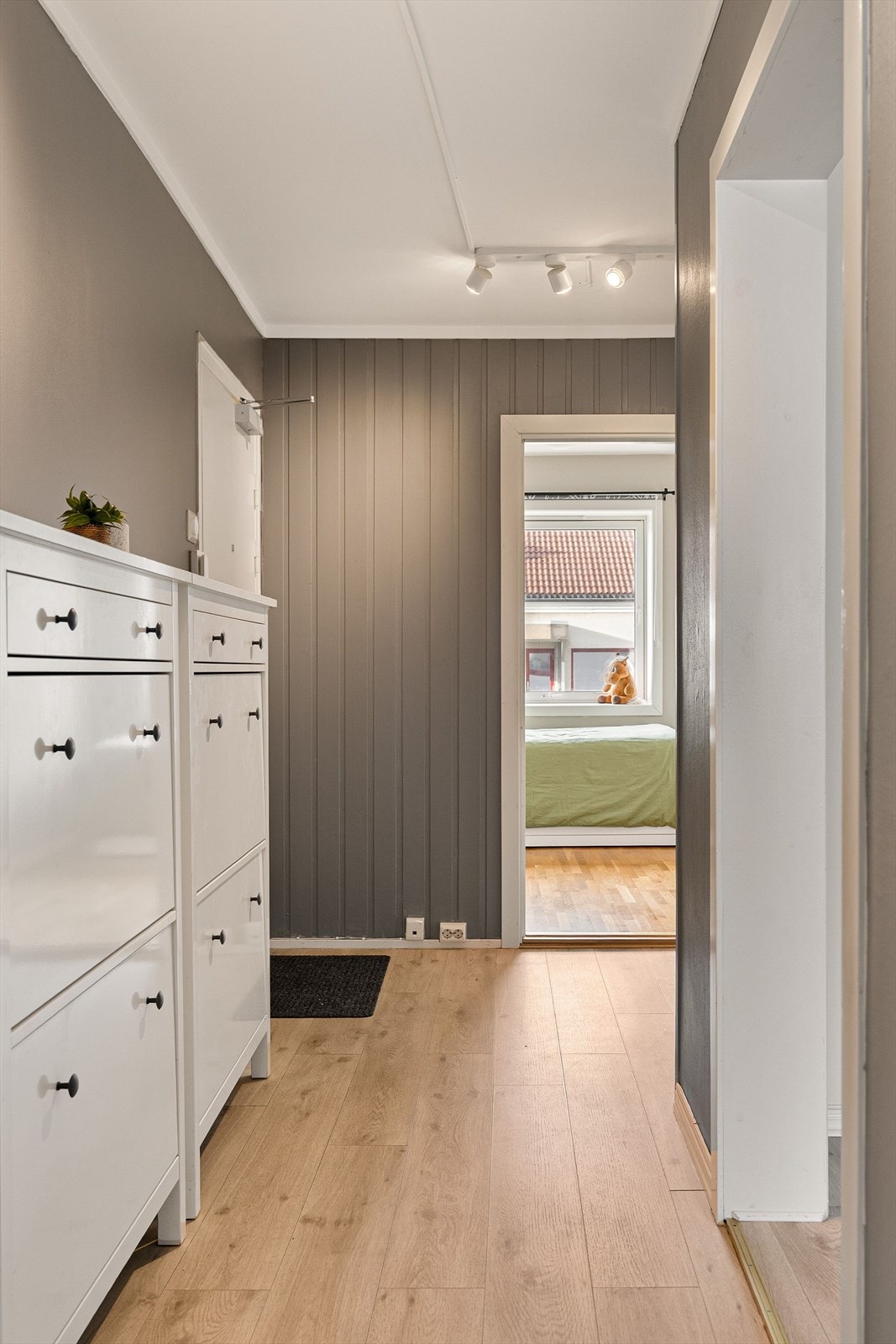 Innenfor døra blir man møtt av et romslig gangareal med god plass til vegghengt klesoppbevaring og skoskap. Galleribilde