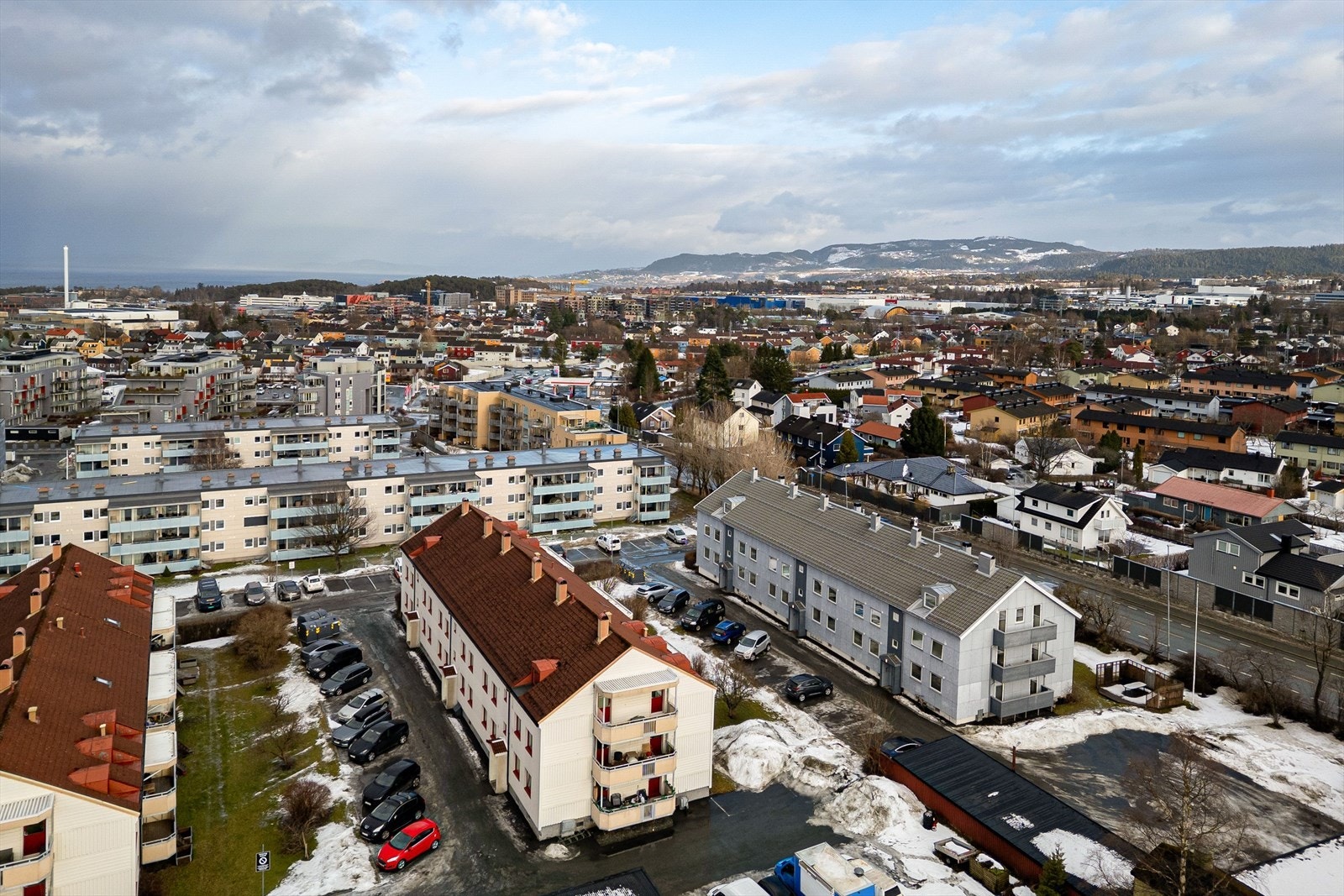 Det er 18 garasjer i borettslaget som leies ut etter ansiennitet. Høsten 2021 fikk borettslaget installert to elbilladere mellom garasjebyggene. Galleribilde