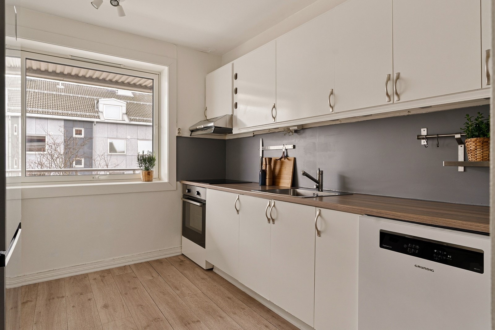 Kjøkkenet har en romslig utforming, godt utnyttet med over- og underskap. Galleribilde