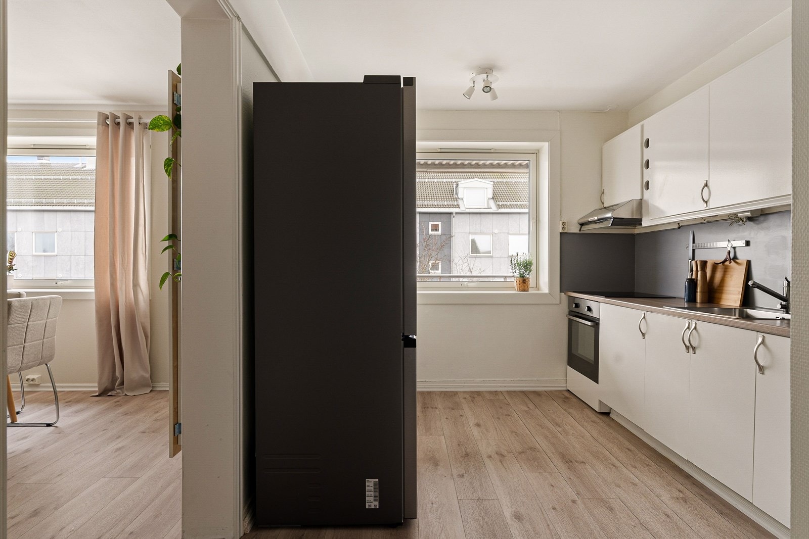 Mange vil nok sette pris på at kjøkkenet er noe adskilt fra stuen, selv om utførelsen er åpen og gjennomgående. Galleribilde