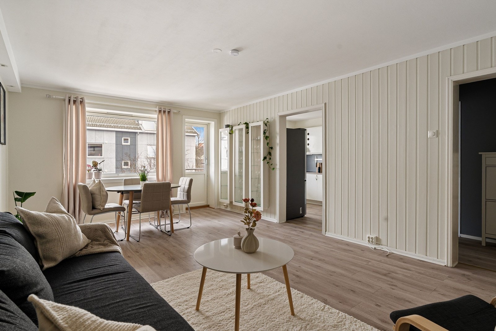 Planløsningen er både praktisk og gjennomtenkt, med en løsning som skaper naturlige soner for både sofagruppe og spisestue. Galleribilde