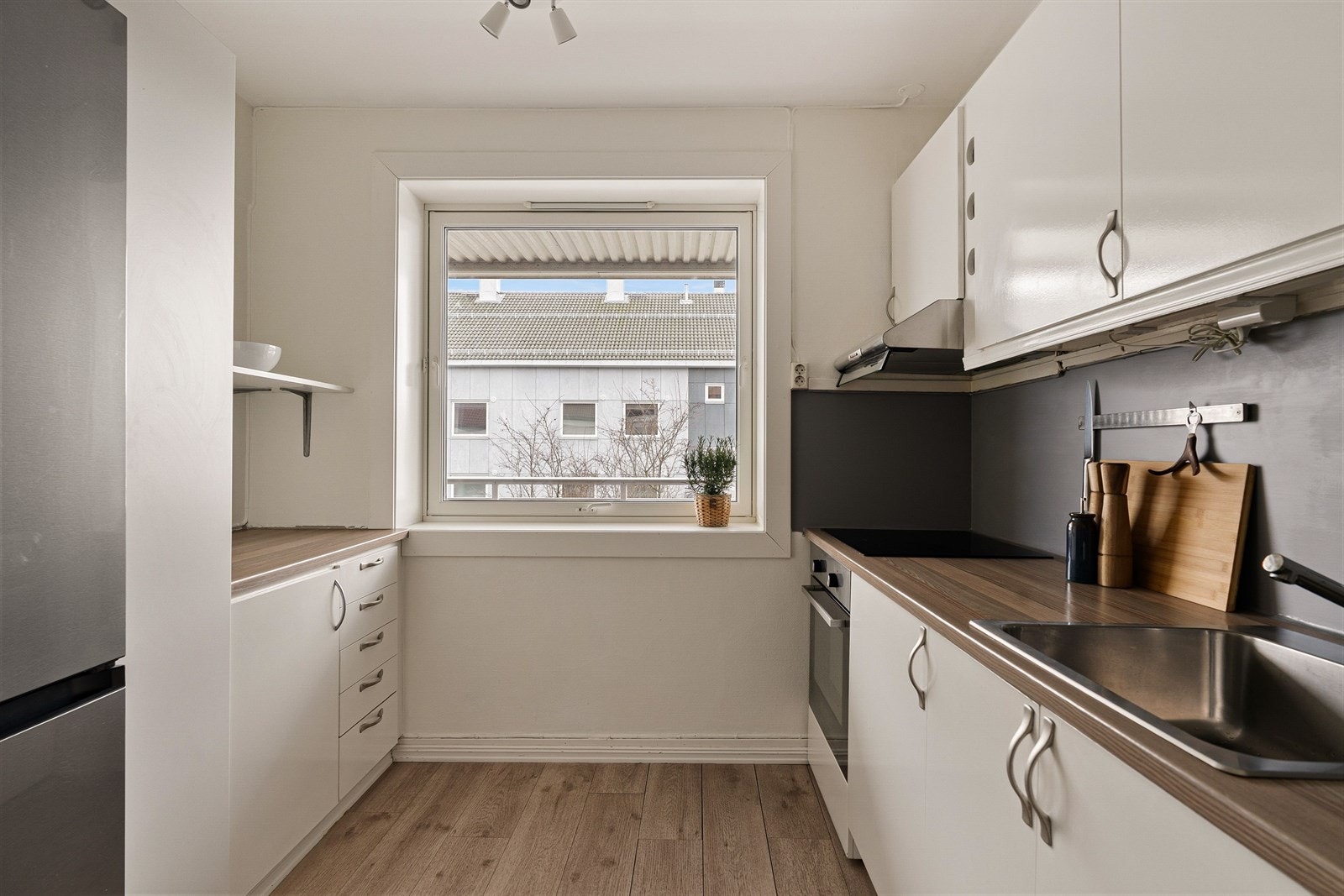 Det er rikelig med lagringsplass og medfølgende hvitevarer i form av stekeovn, oppvaskmaskin, kombiskap og platetopp. Galleribilde