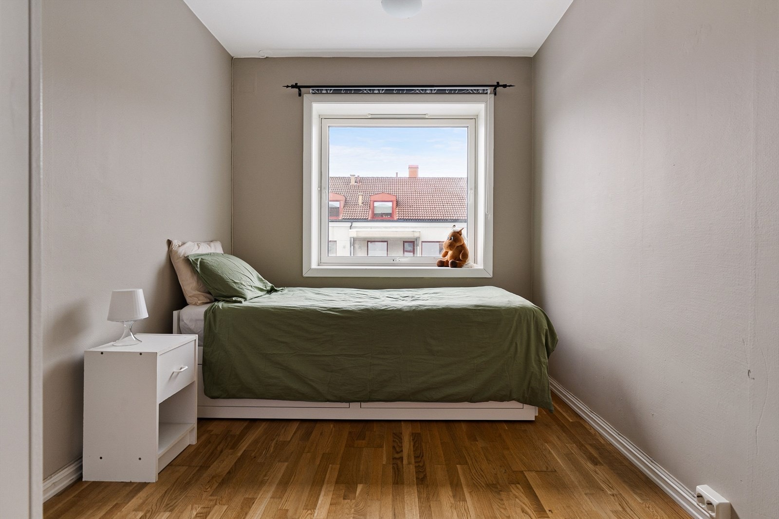 Det minste soverommet er nymalt og egner seg utmerket som gjesterom, barnerom eller kontor. Galleribilde