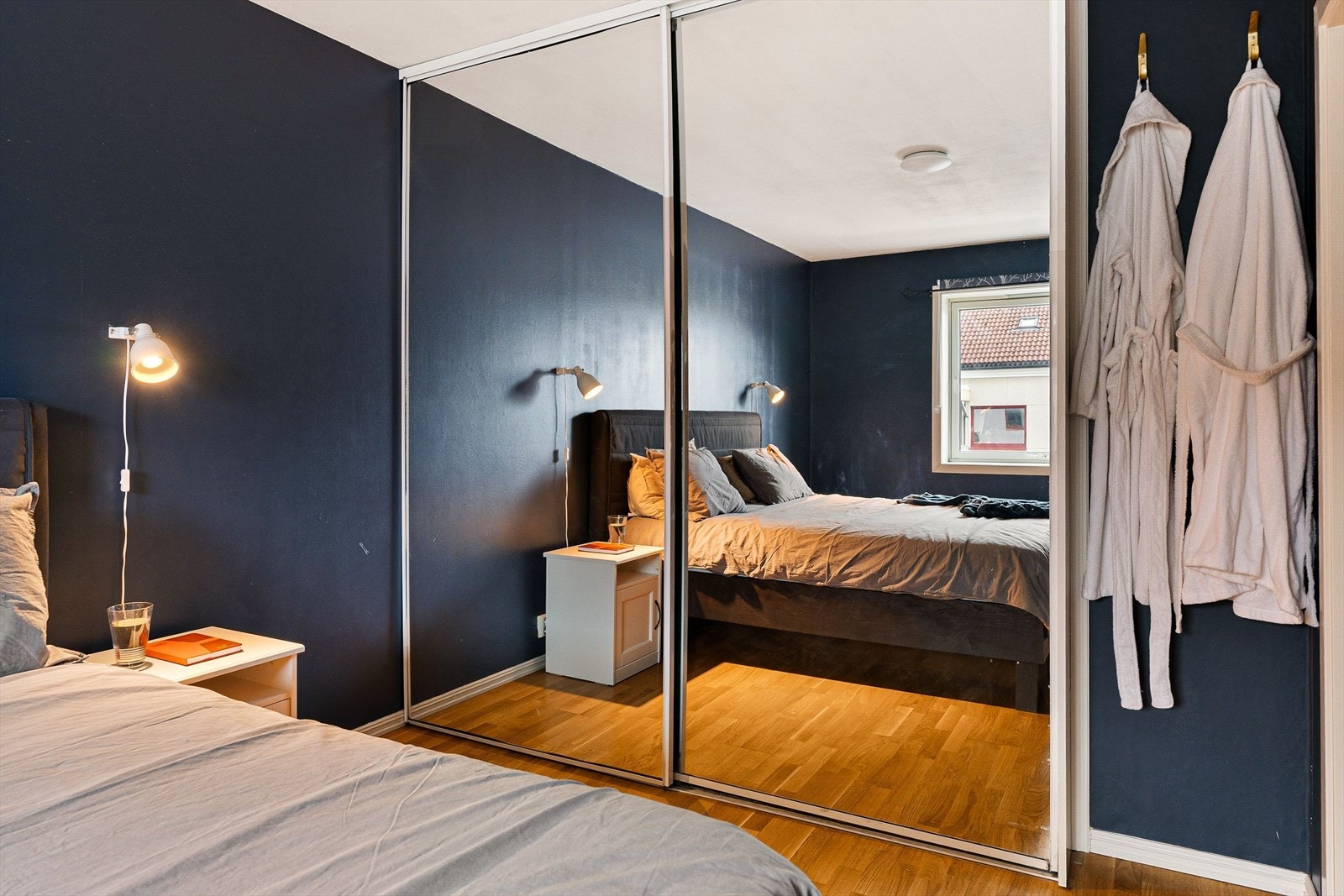 Hovedsoverommet er innredet med en stor skyvedørsgarderobe for oppbevaring av klær og sko. Galleribilde