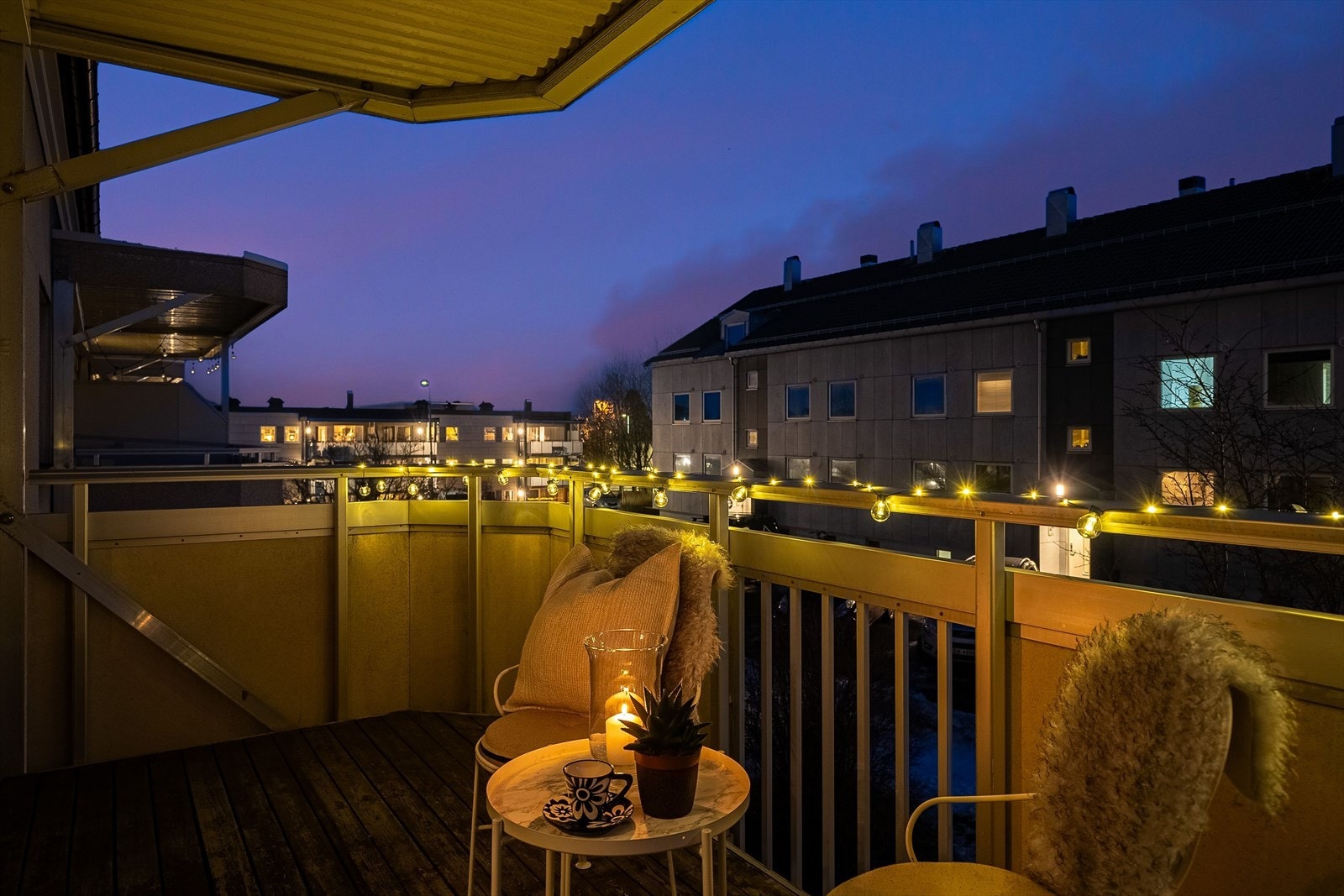 Balkongen på 7,4 kvm har god plass til sittegruppe og grill, i tillegg til overbygd tak som øker brukskvaliteten av uterommet. Galleribilde