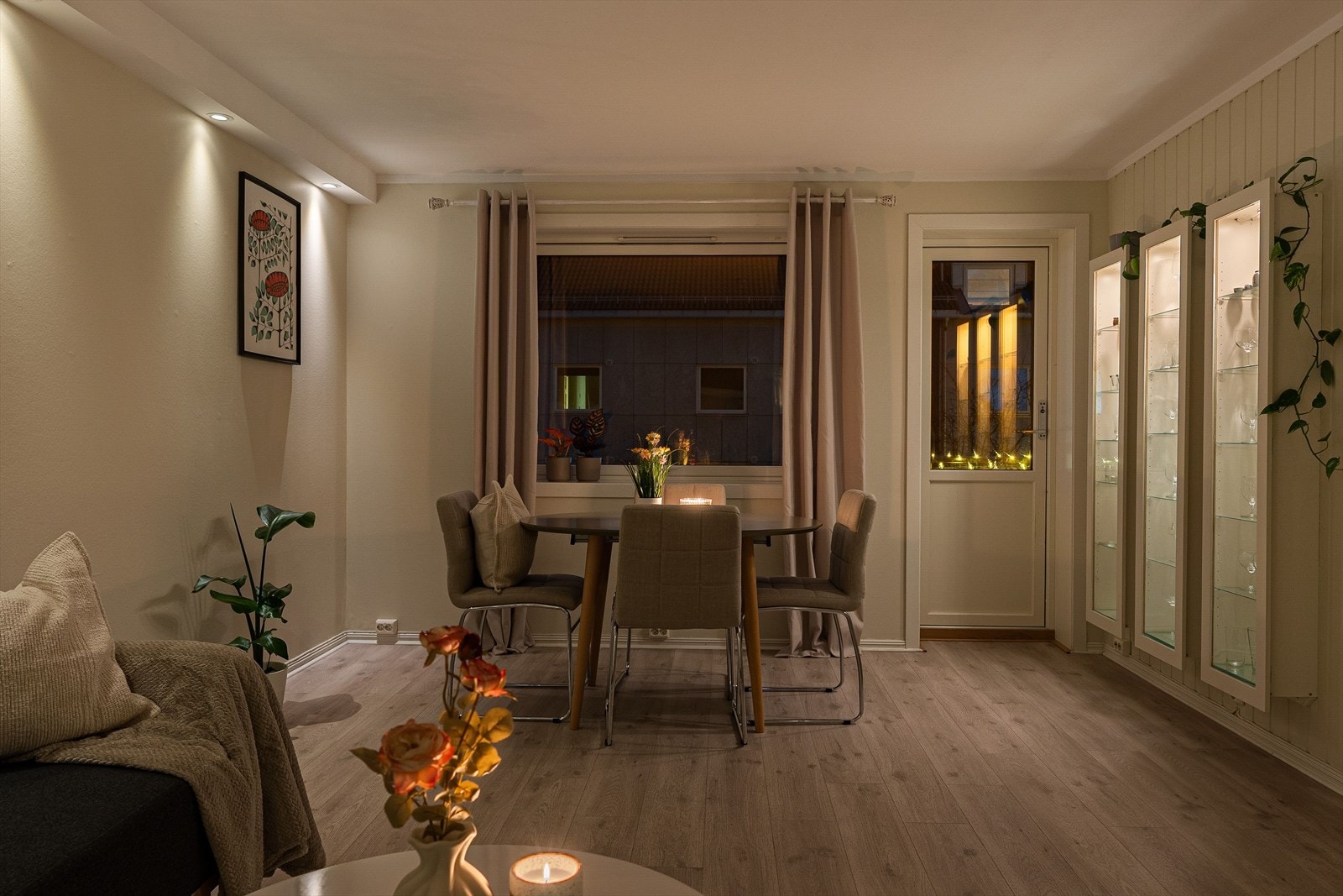 Inkludert i de månedlige felleskostnadene er bl.a. tv/internett og kommunale avgifter. Borettslaget har inngått avtale på fiber med NTE/Altibox som gir valgfrihet. Beboerene kan selv oppgradere til høyere hastighet, endre TV pakke og strømmetjenester. Galleribilde