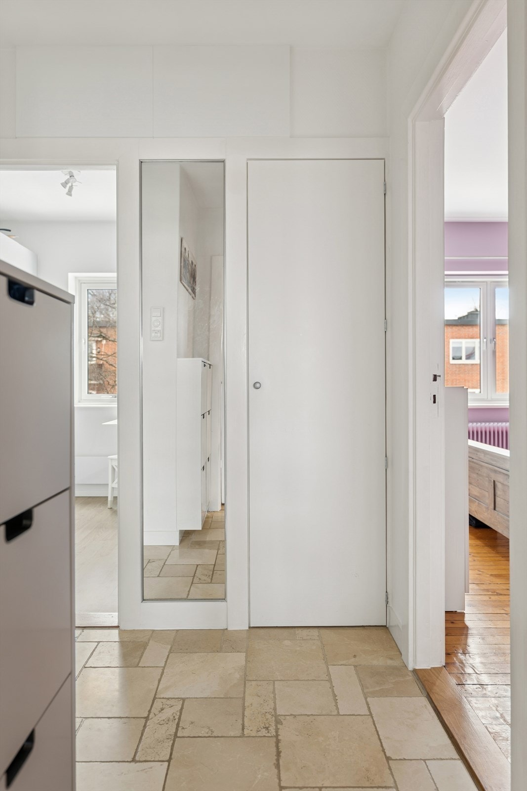 Innbydende og lys entrè med direkte inngang til garderobenisje. Galleribilde