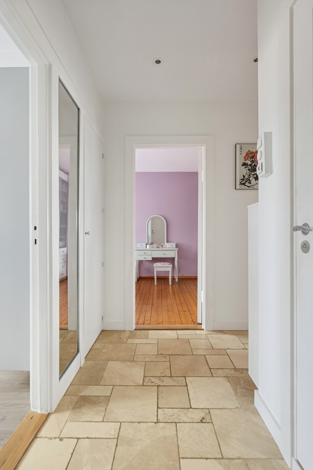 Leiligheten er per i dag en 2-roms, men kan omgjøres til 3-roms ved å flytte kjøkkenet ut til stuen. Galleribilde