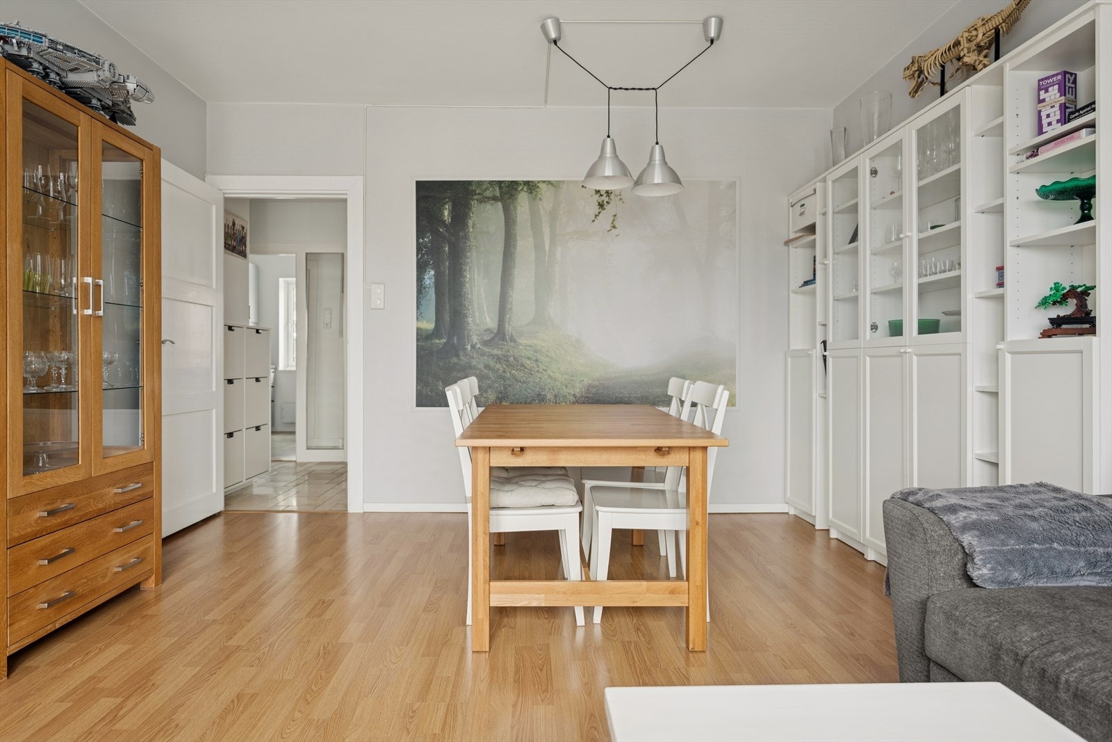 Med en praktisk planløsning kan du møblere i ulike soner som gir plass til en romslig sofagruppe, salongbord, TV med tilhørende møbel og spisegruppe. Galleribilde