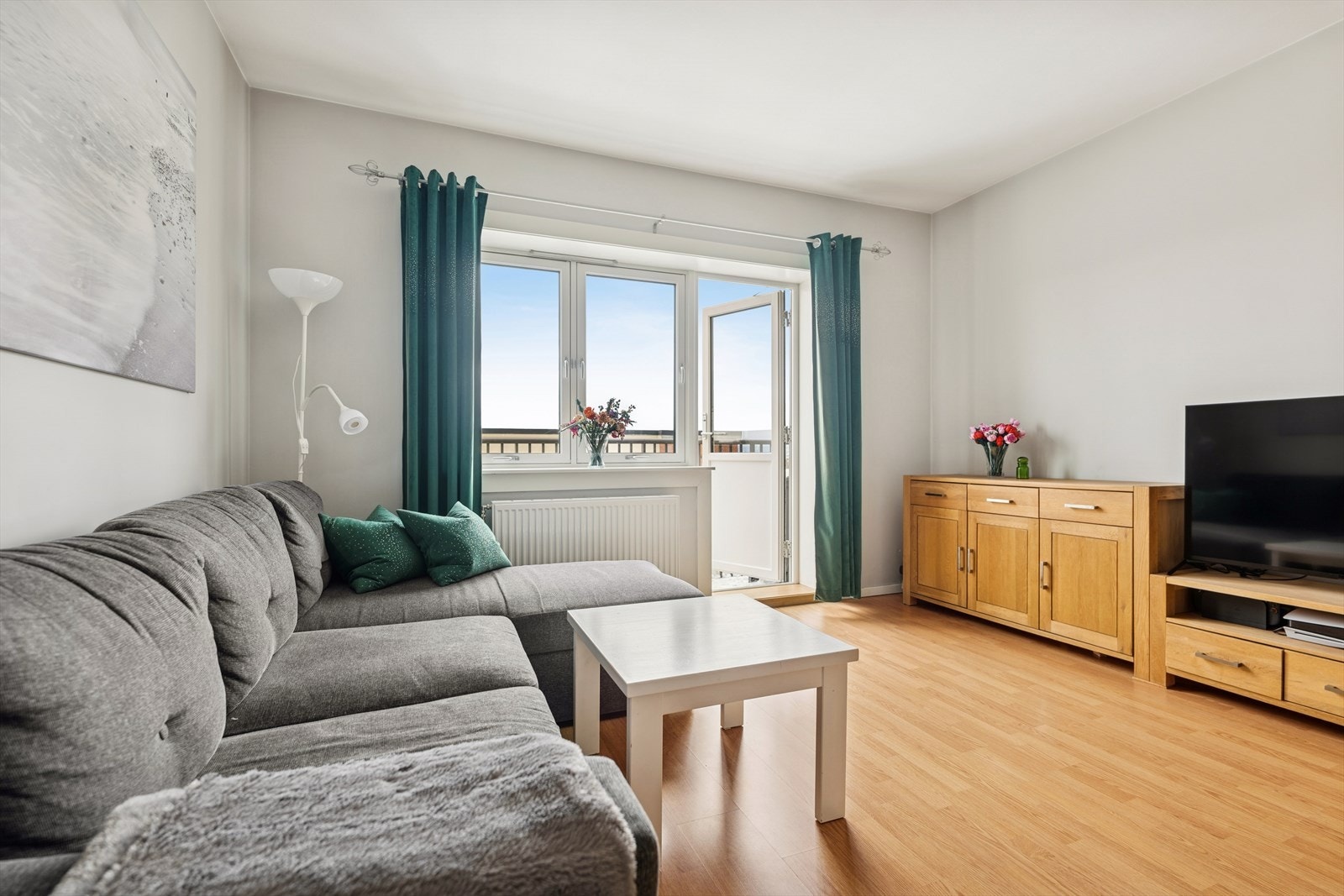 Leiligheten har en attraktiv beliggenhet på Sinsen, med umiddelbar tilgang til buss, trikk og T-bane. Til tross for den sentrale plasseringen bor du fredelig og skjermet, med et privat og innbydende hjem som gir ro i hverdagen. Galleribilde