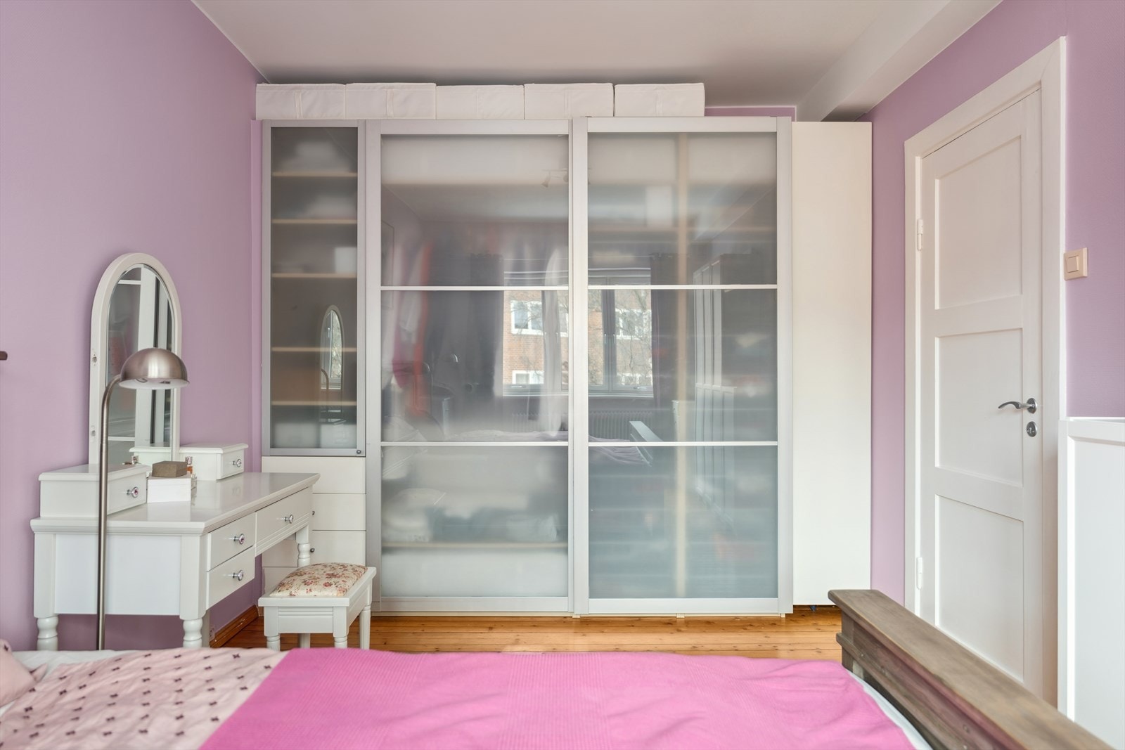 Her finner du også praktisk oppbevaring i form av en stor garderobeløsning. Galleribilde