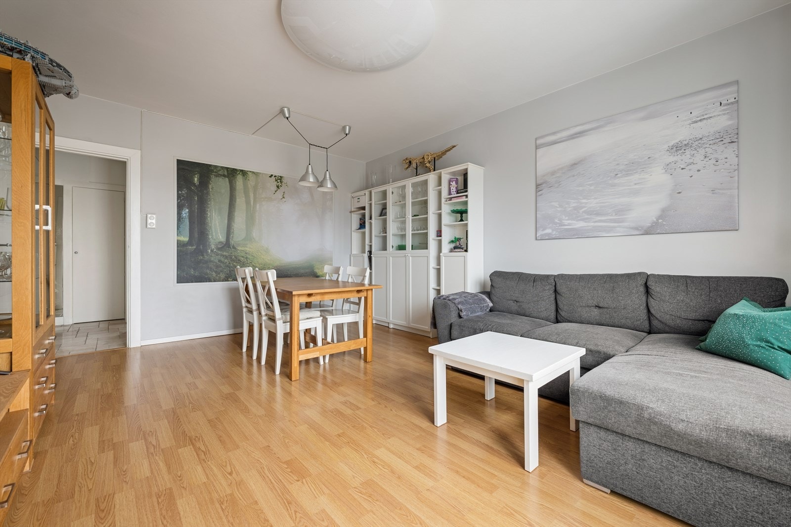 Stuen har en generøs størrelse som danner hjemmets naturlige samlingspunkt. Galleribilde