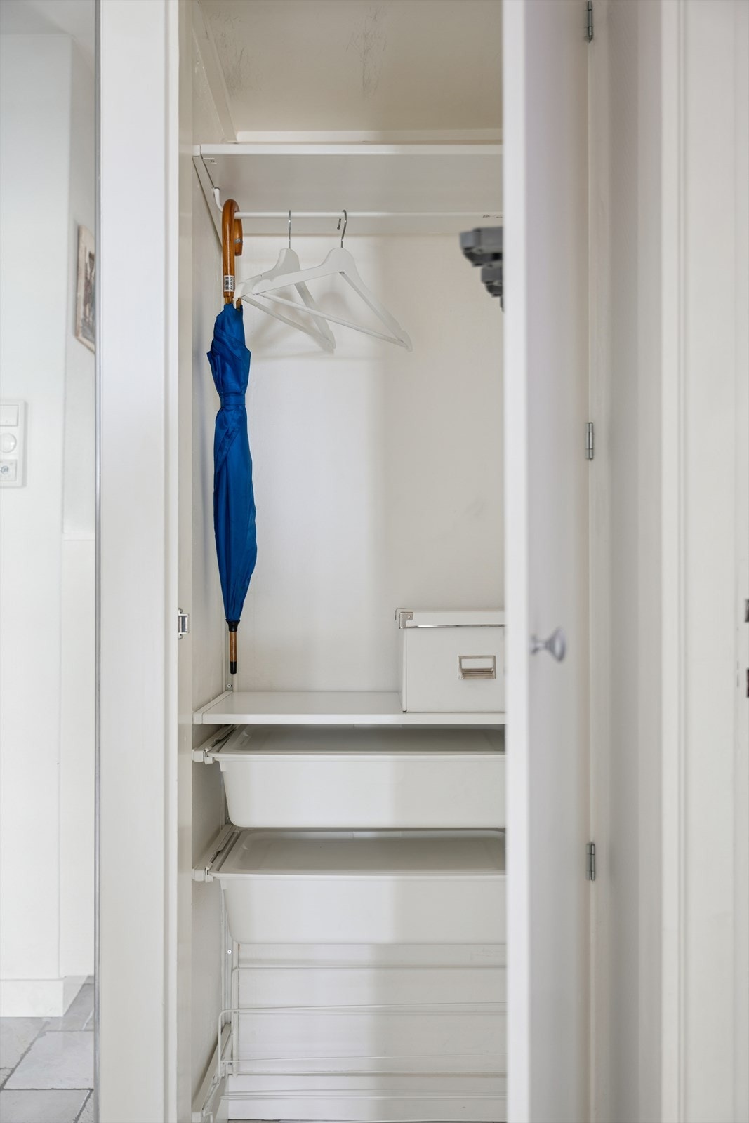 Her er det gode oppbevaringmuligheter for å henge fra seg sko og yttertøy. Galleribilde