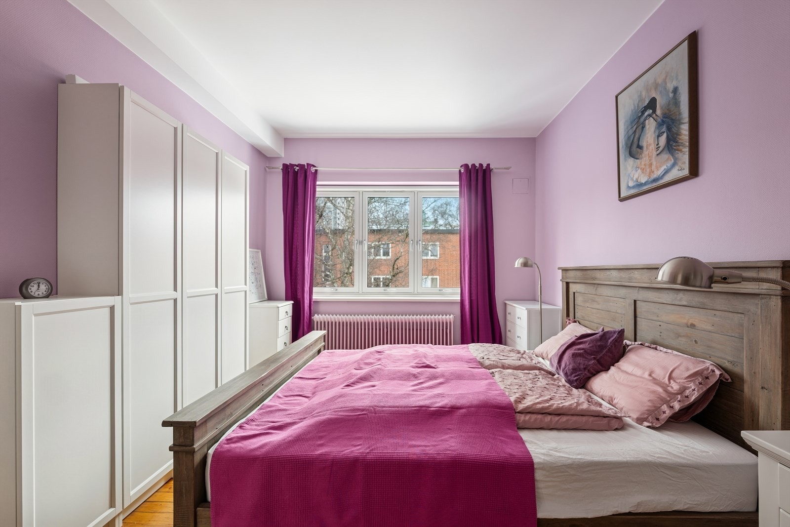 De store vinduene slipper inn rikelig med dagslys og skaper en varm og behagelig atmosfære. Den gjennomgående fargepaletten gir rommet et harmonisk uttrykk. Galleribilde