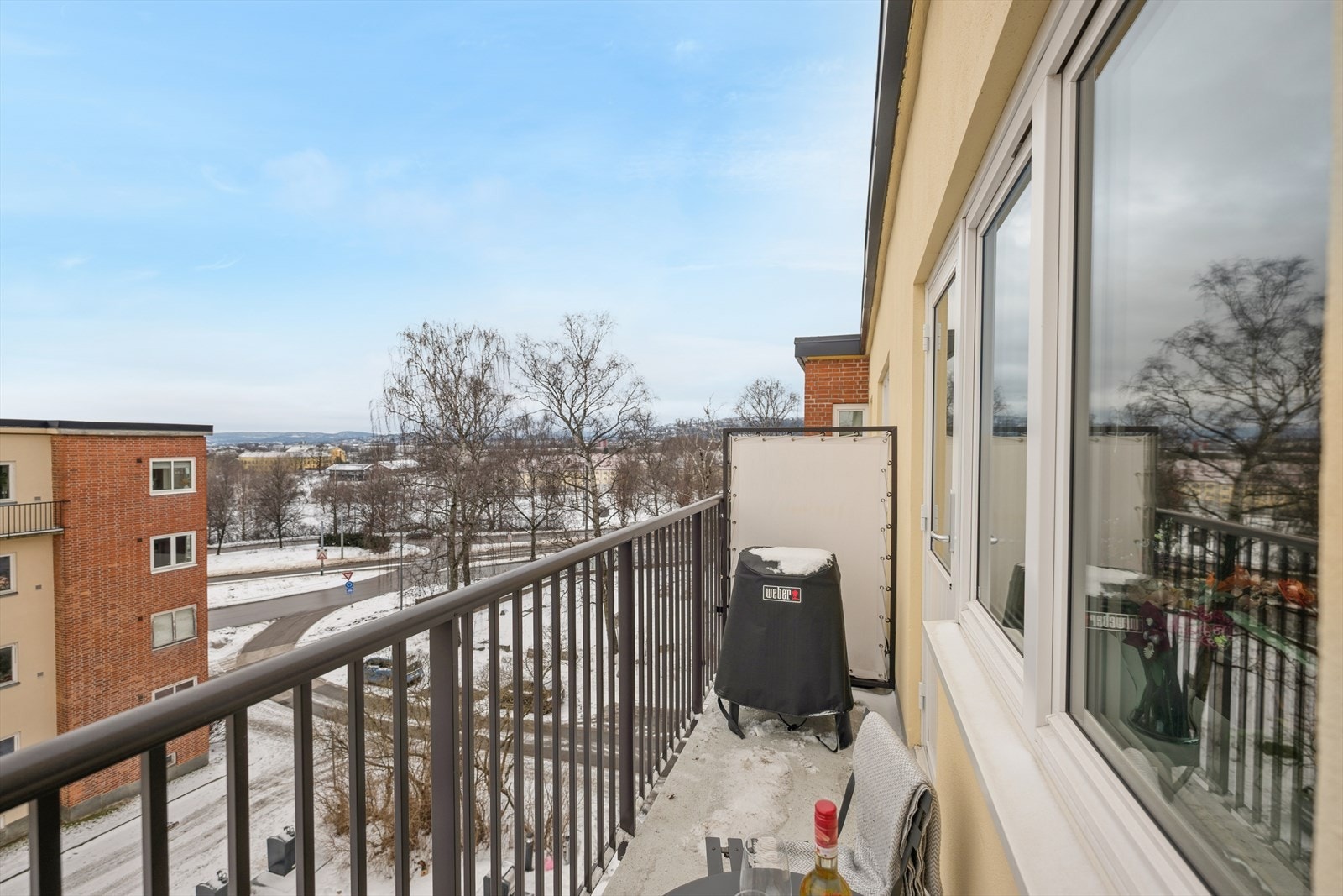 Balkongen oppleves som romslig med sine 4,4 m², og gir god plass til å innrede med utemøbler etter ønske. Her kan du også skape en hyggelig atmosfære med beplantning og grønne innslag. Galleribilde