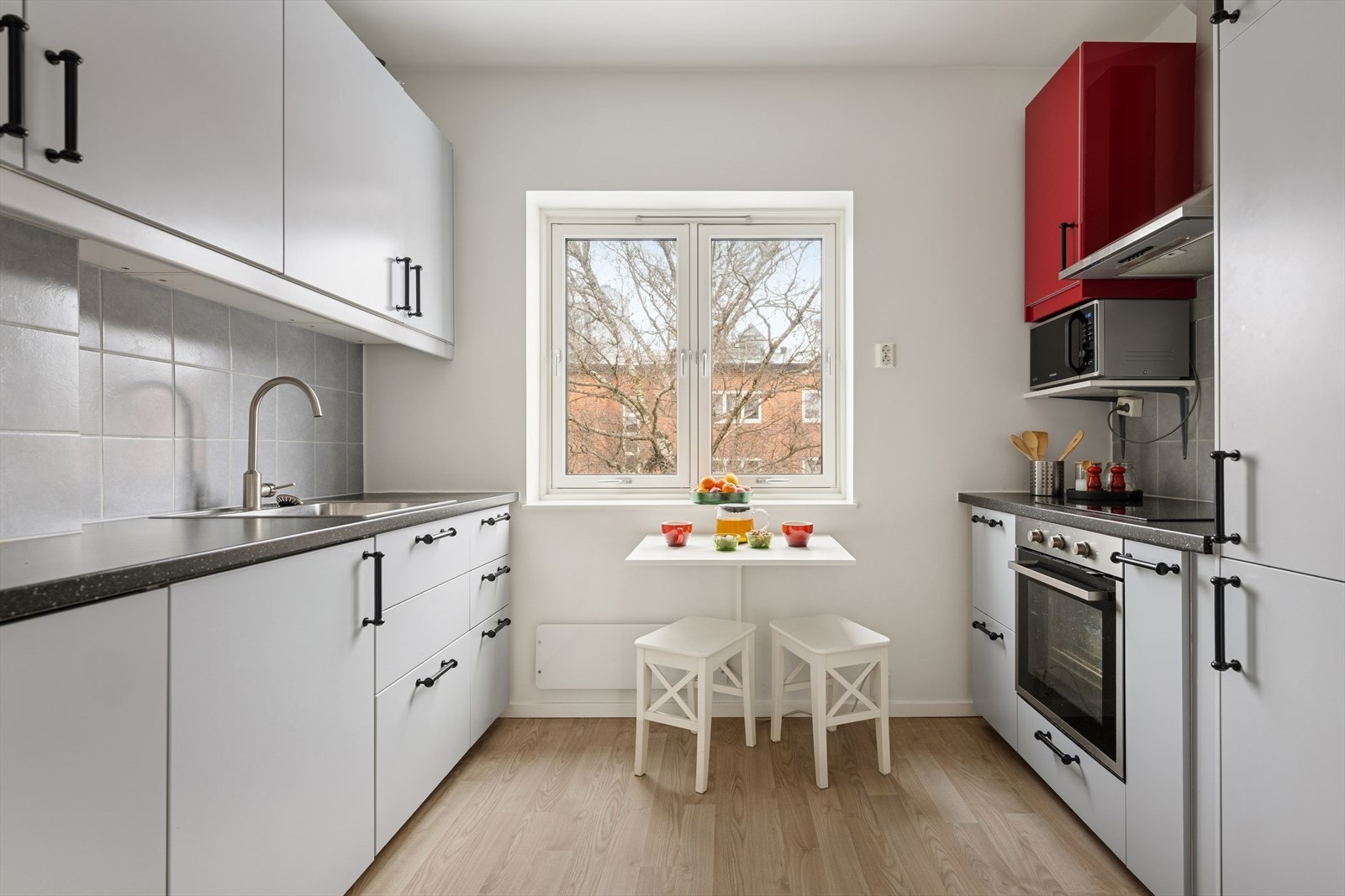 Her kan matlagingen foregå uforstyrret, uten at gjestene ser oppvasken. Galleribilde