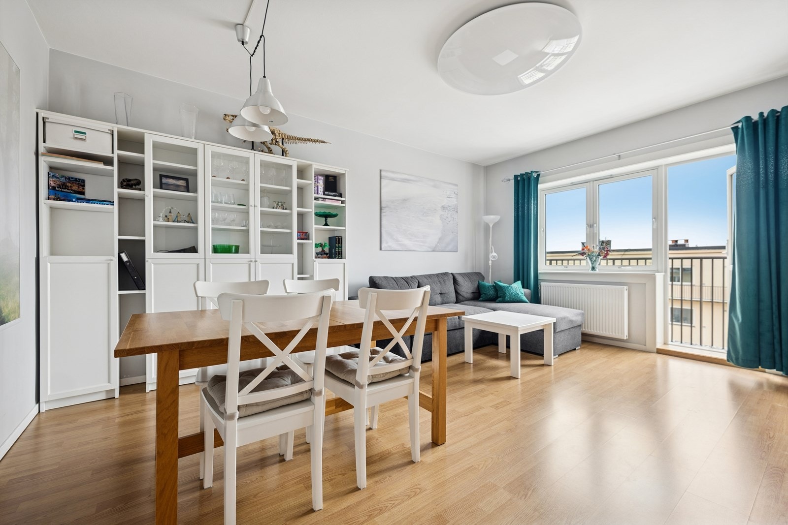 Med en takhøyde på hele 2,61 meter og store vindusflater fremstår leiligheten som ekstra luftig og romslig. Galleribilde