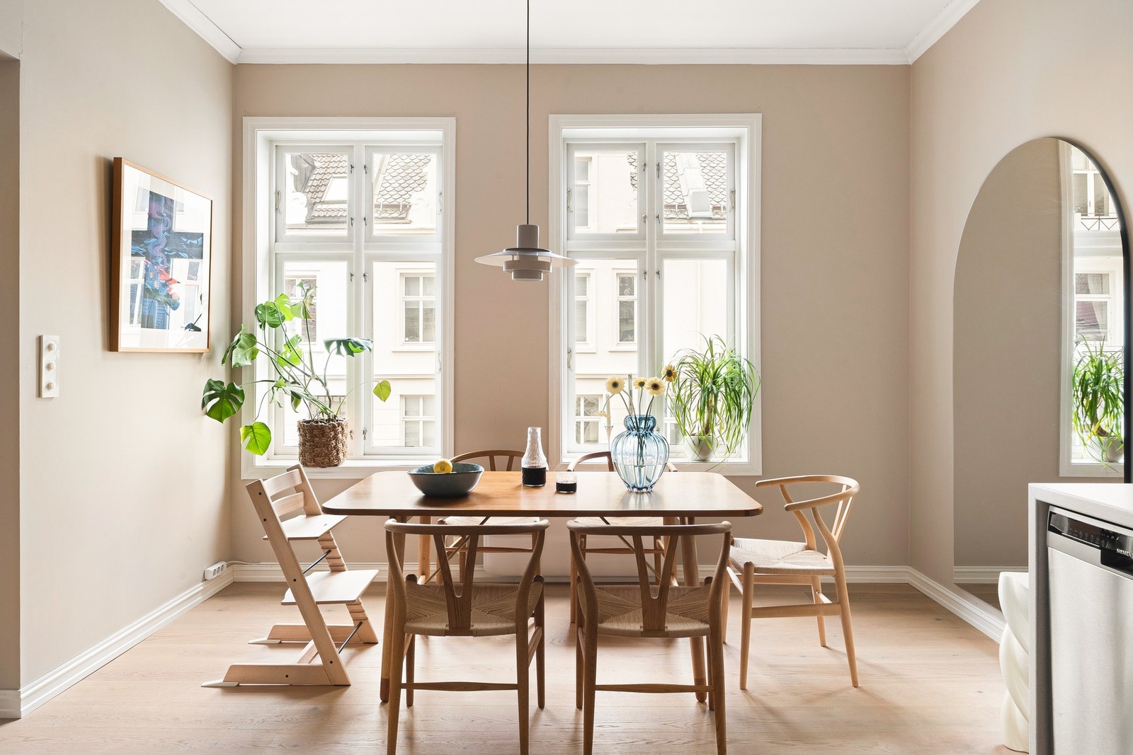 Leiligheten ligger fint til i 2. etasje i et vakkert bygg fra 1890. Galleribilde