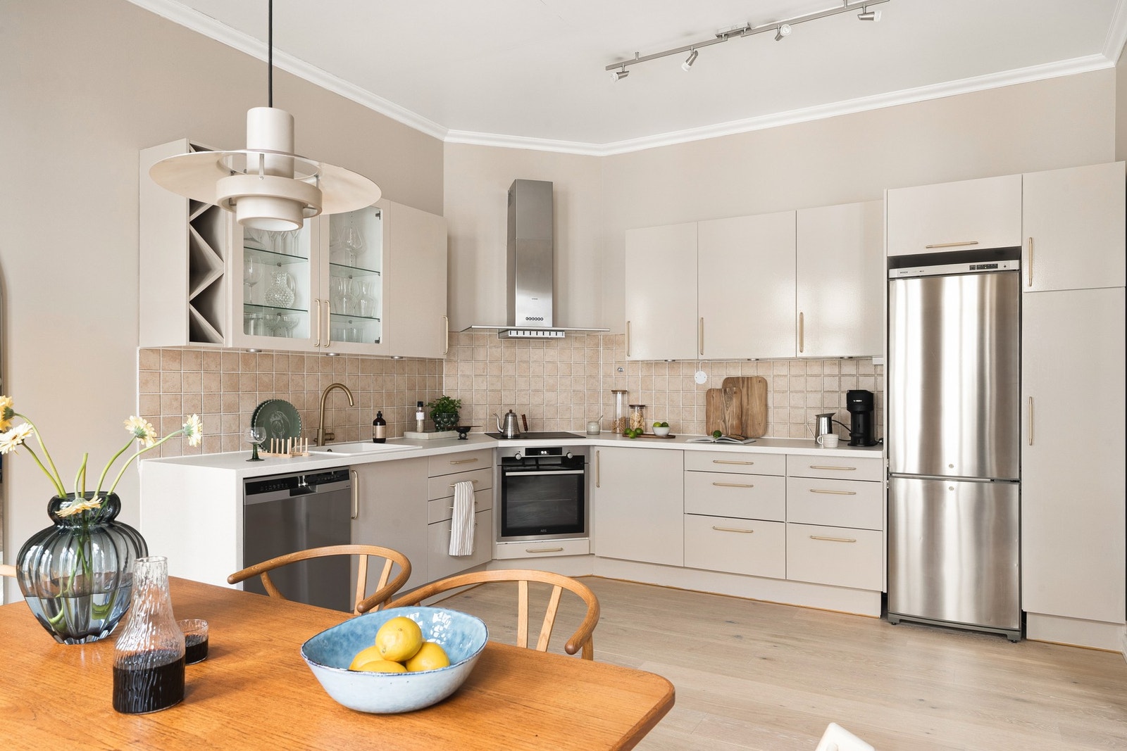 I 2025 fikk kjøkkenet ny benkeplate, vask, blandebatteri og platetopp. Galleribilde