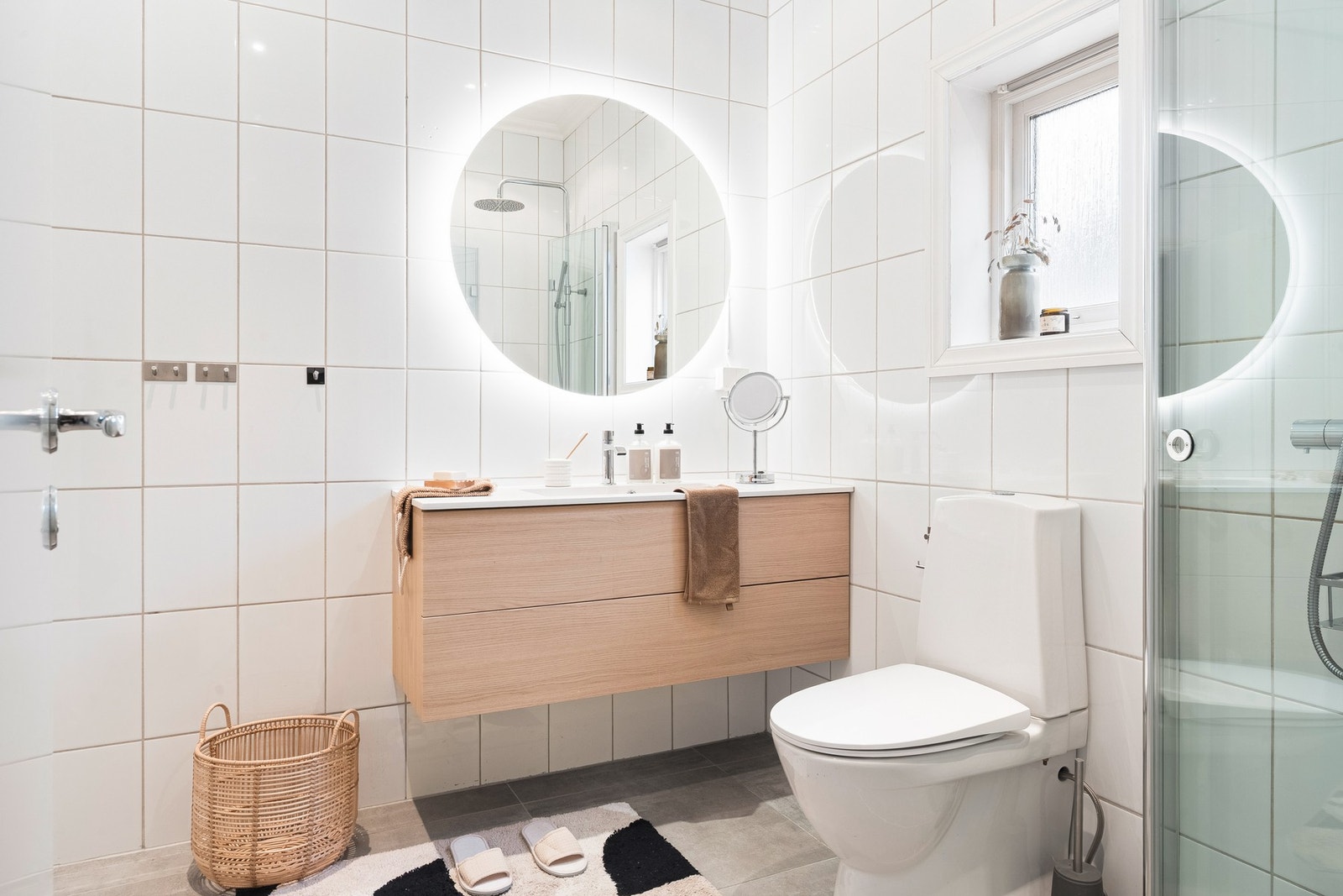 Helfliset bad på 4,7 kvm. Badet er modernisert i 2021 med nye fliser på gulv og nytt inventar. Galleribilde