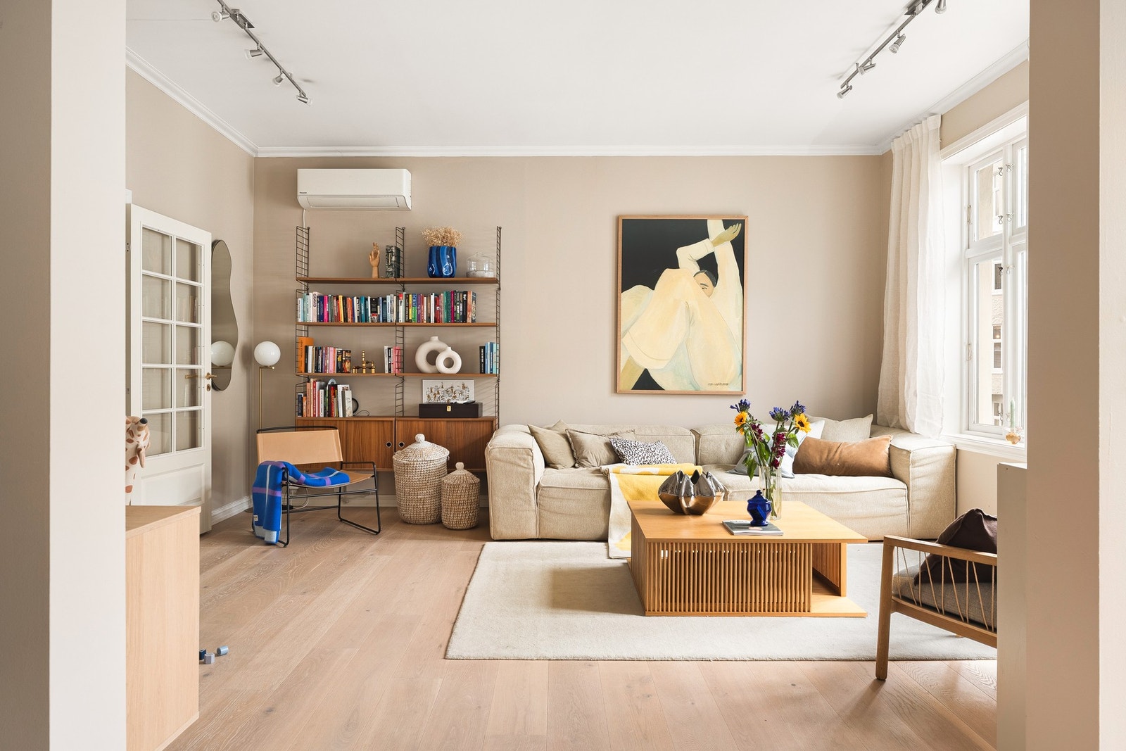 Stuen er et rom som umiddelbart imponerer med store vindusflater og en luftig atmosfære. Galleribilde