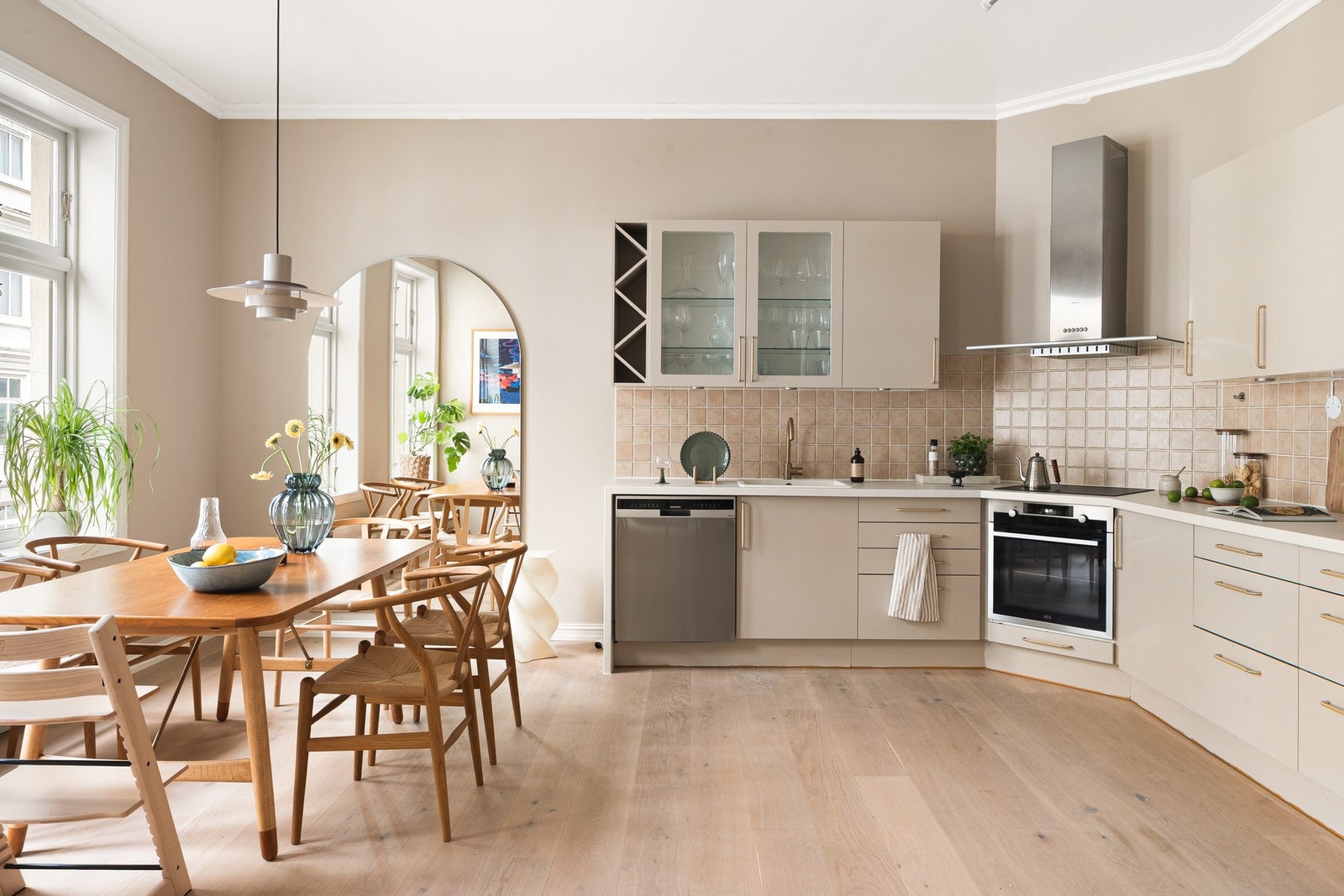 Kjøkkenet har slette fronter, to glasskap og laminat benkeplate. Galleribilde