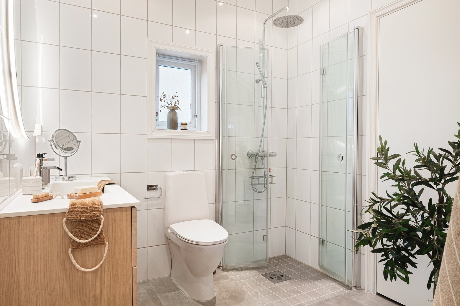 Badet har dusj med glassvegger, toalett, baderomsinnredning og varmekabler i gulv. Galleribilde