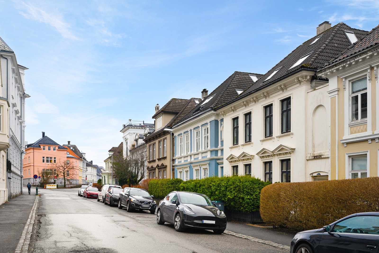 Leiligheten har en sentral beliggenhet i Allégaten på Nygårdshøyden, omkranset av ærverdige bygg, historie og arkitektur fra slutten av 1800-tallet. Galleribilde