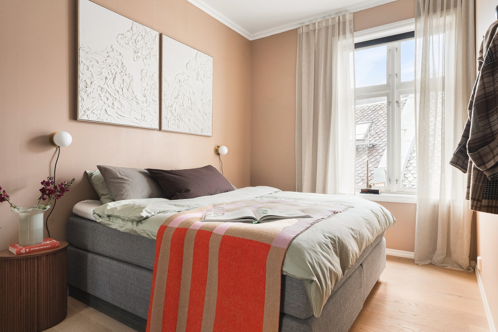 Hovedsoverommet har god plass til dobbeltseng, garderobeløsning og nattbord. Galleribilde