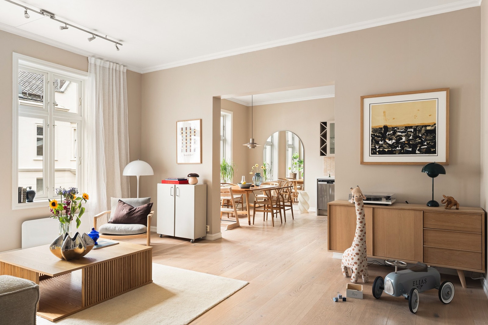 Stuen og kjøkenet er malt i delikate farger i 2025. Galleribilde